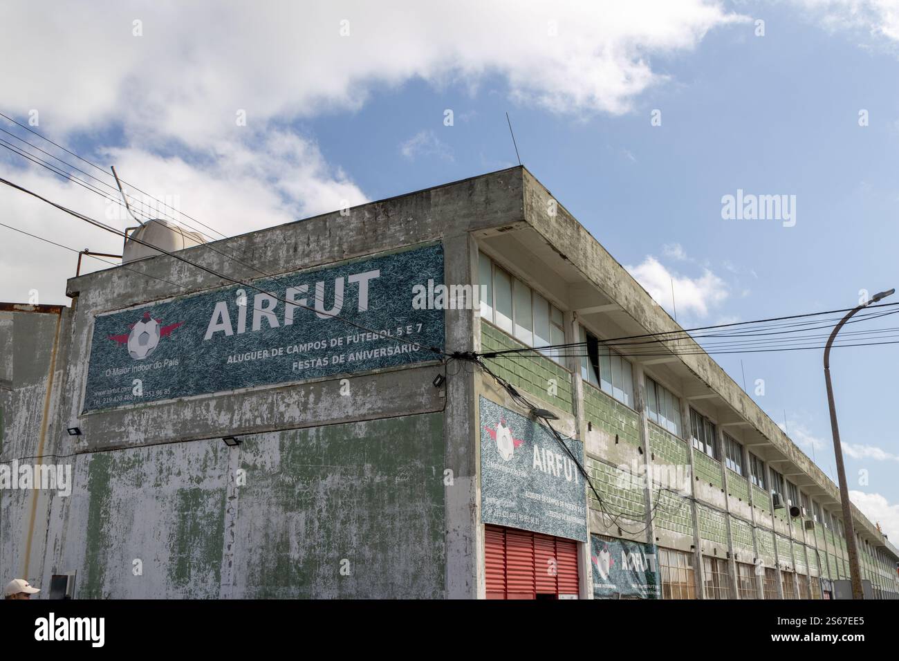 Mostra l'esterno intempestivo di Airfut, una struttura di noleggio di campi da calcio a funchal, madeira, con la sua segnaletica e gli elementi urbani circostanti Foto Stock