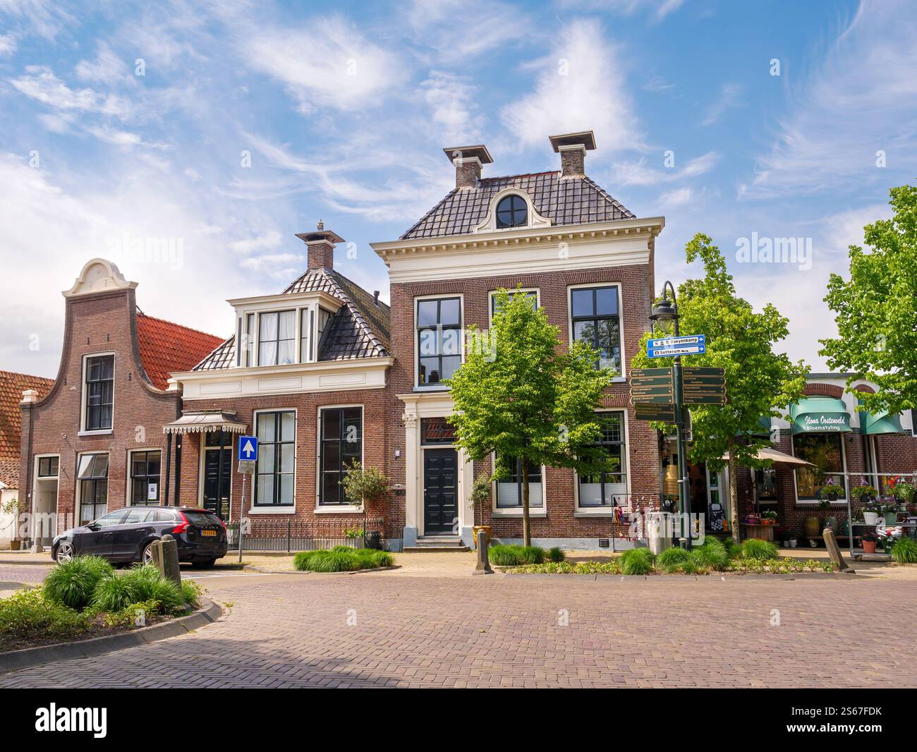 Scena di strada con case storiche su Kerkstraat nella città vecchia di Makkum, Frisia, Paesi Bassi Foto Stock