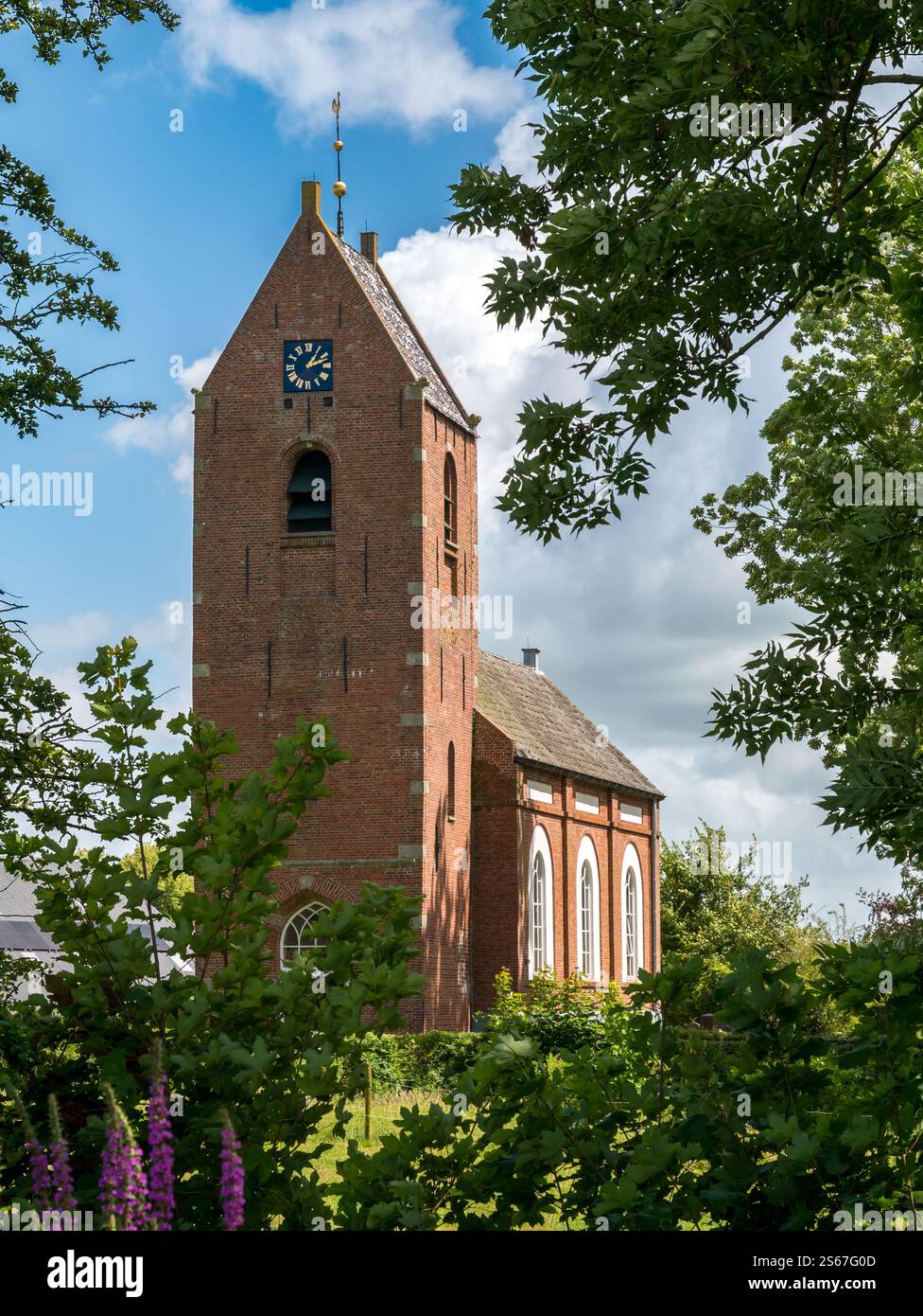 La chiesa di Saaksum è una chiesa a tre lati con tetto a sella nel villaggio di Saaksum, nella provincia di Groningen, nei Paesi Bassi Foto Stock