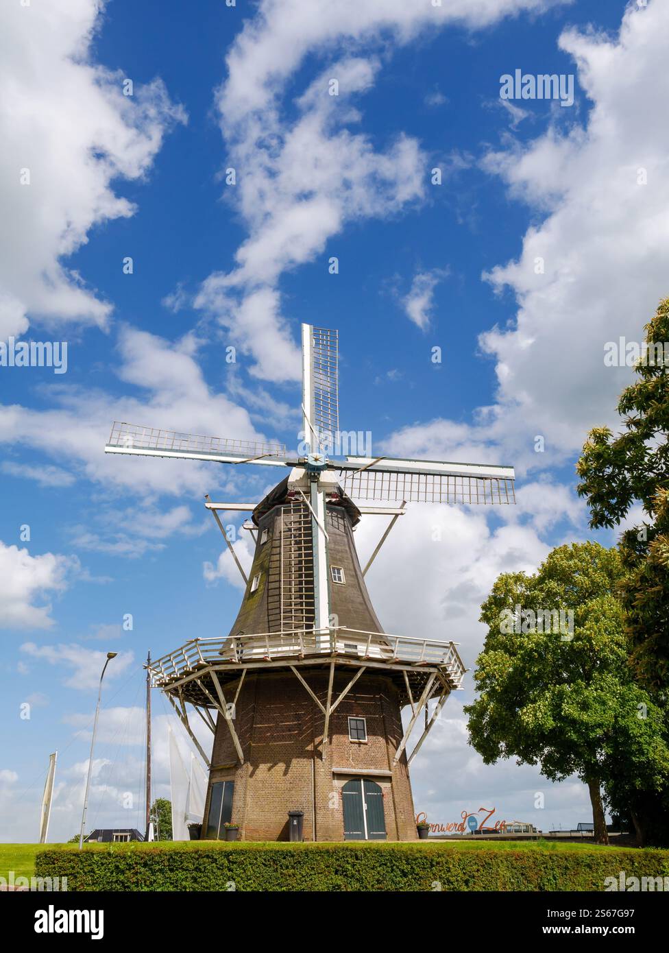 Mulino a vento De Meeuw a Garnwerd, un mulino per mais situato a Westerkwartier, Groningen, Paesi Bassi Foto Stock
