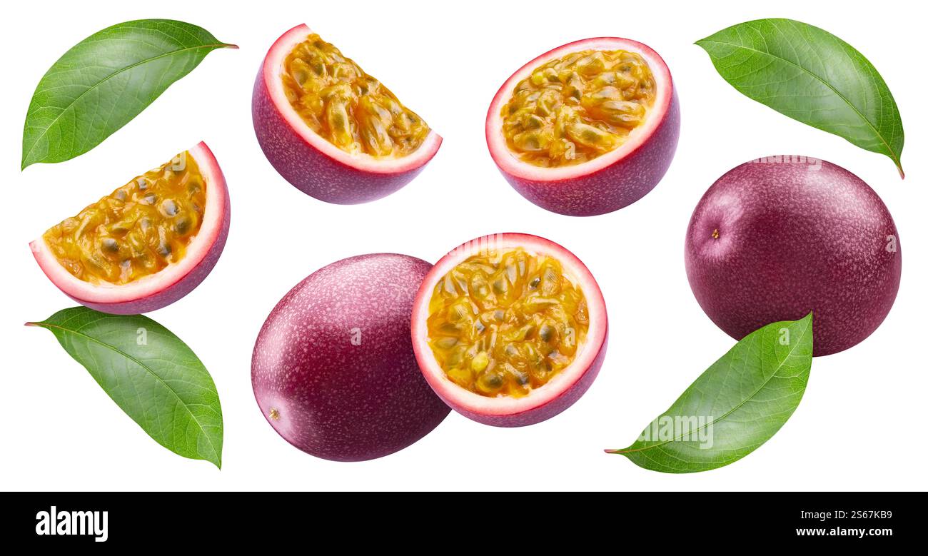 Frutto della passione isolato. Frutti della passione e foglie di maracuya isolate su sfondo bianco con percorso di ritaglio Foto Stock