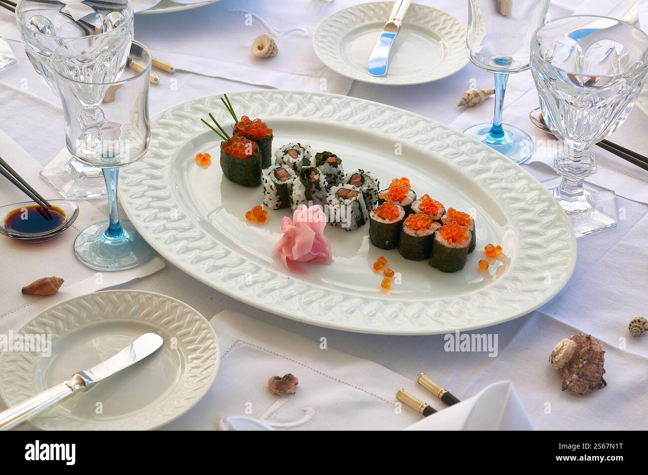 Piatto di sushi assortito con Nigiri, Rolls e Garnishes su un piatto bianco Foto Stock