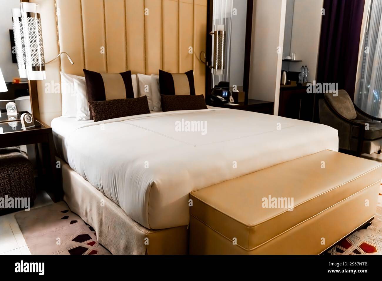 Asciugamano bianco su Bed Luxury Hotel. Foto di alta qualità Foto Stock
