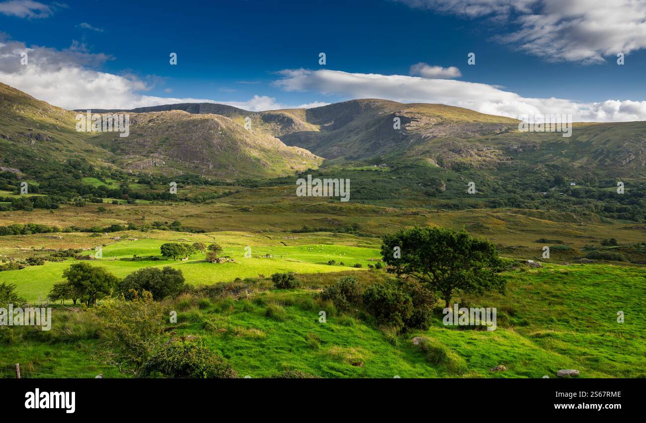 Paesaggio post-glaciale della penisola di Beara, contea di Kerry, con valle glaciale e cortili profondi tagliati in arenarie del Devoniano delle montagne Caha Foto Stock