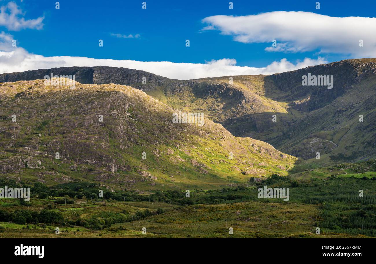 Paesaggio post-glaciale della penisola di Beara, contea di Kerry, con valle glaciale e cortili profondi tagliati in arenarie del Devoniano delle montagne Caha Foto Stock