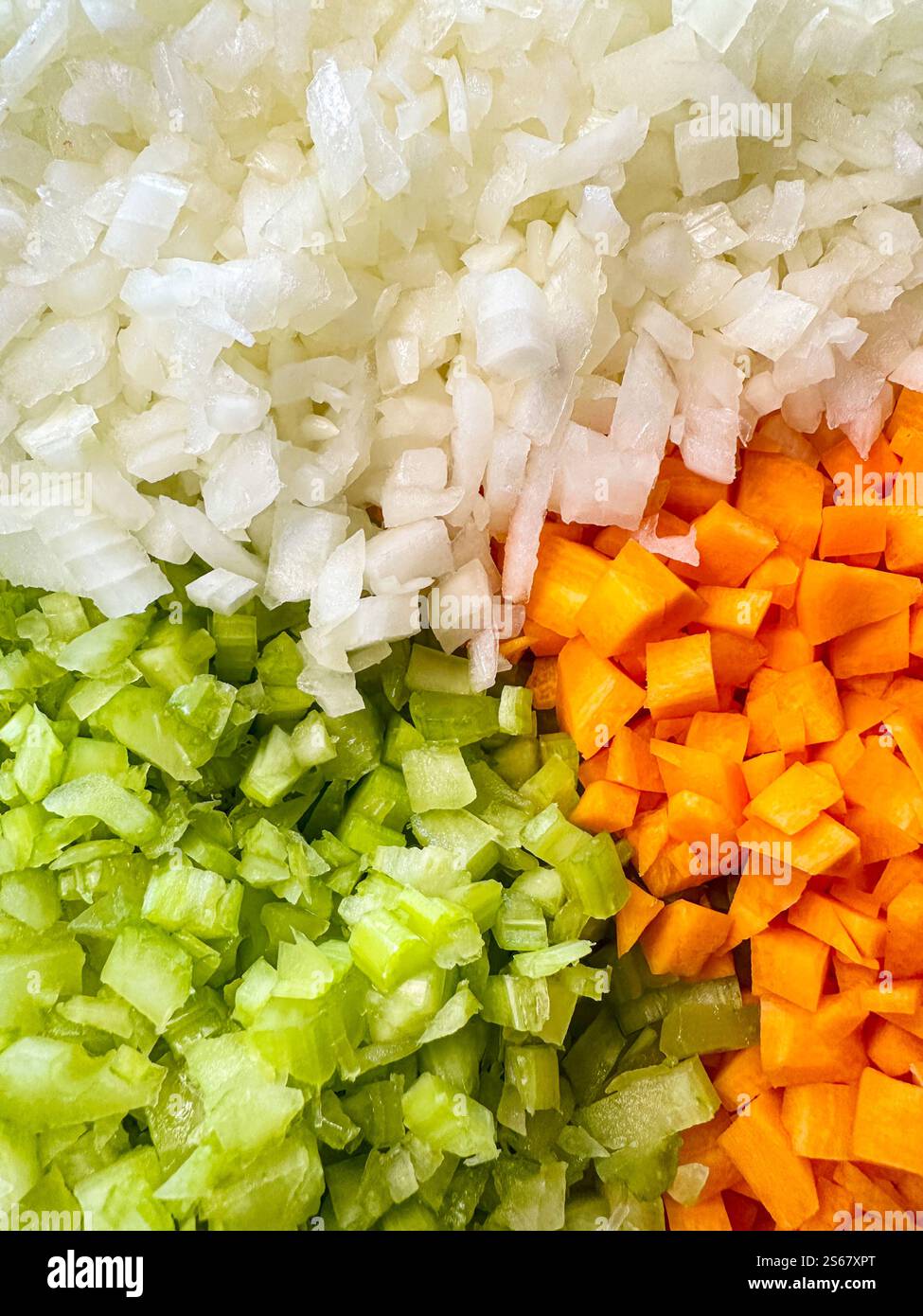 Il soffrito è un elemento fondamentale in molte cucine italiane e mediterranee, costituito da una miscela finemente tagliata di verdure aromatiche. - Immagine stock catturata con smartphone