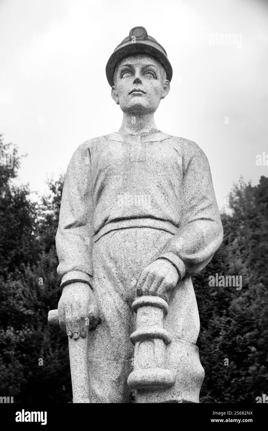 Cwm Miners Memorial, che commemora i minatori persi nell'esplosione mineraria di Marine Colliery del 1927, nella valle di Ebbw e Twho sono andati in guerra per non tornare mai più. Foto Stock