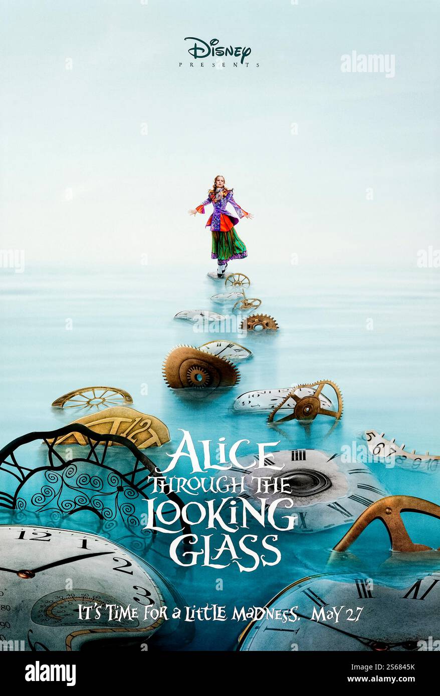 Alice Through the Looking Glass (2016), diretto da James Bobin e interpretato da mia Wasikowska, Johnny Depp e Helena Bonham Carter. Alice torna nel Paese delle meraviglie per salvare il Cappellaio Matto viaggiando nel tempo. Fotografia di un poster originale da 2016 US a un foglio. SOLO PER USO EDITORIALE. Crediti: BFA / Walt Disney Pictures Foto Stock
