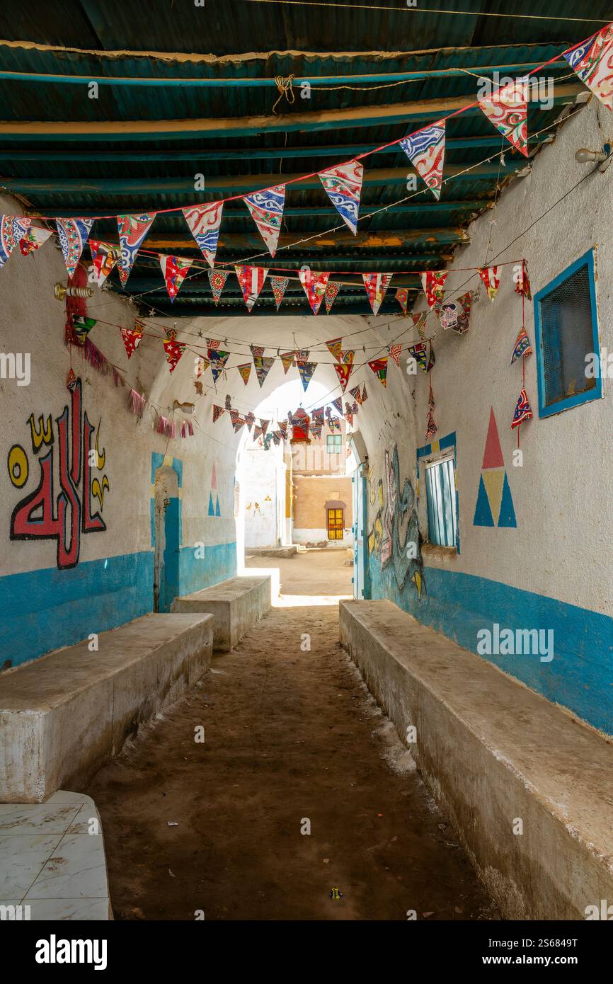 Passaggio colorato coperto sull'isola Elefantina, Assuan, Egitto Foto Stock