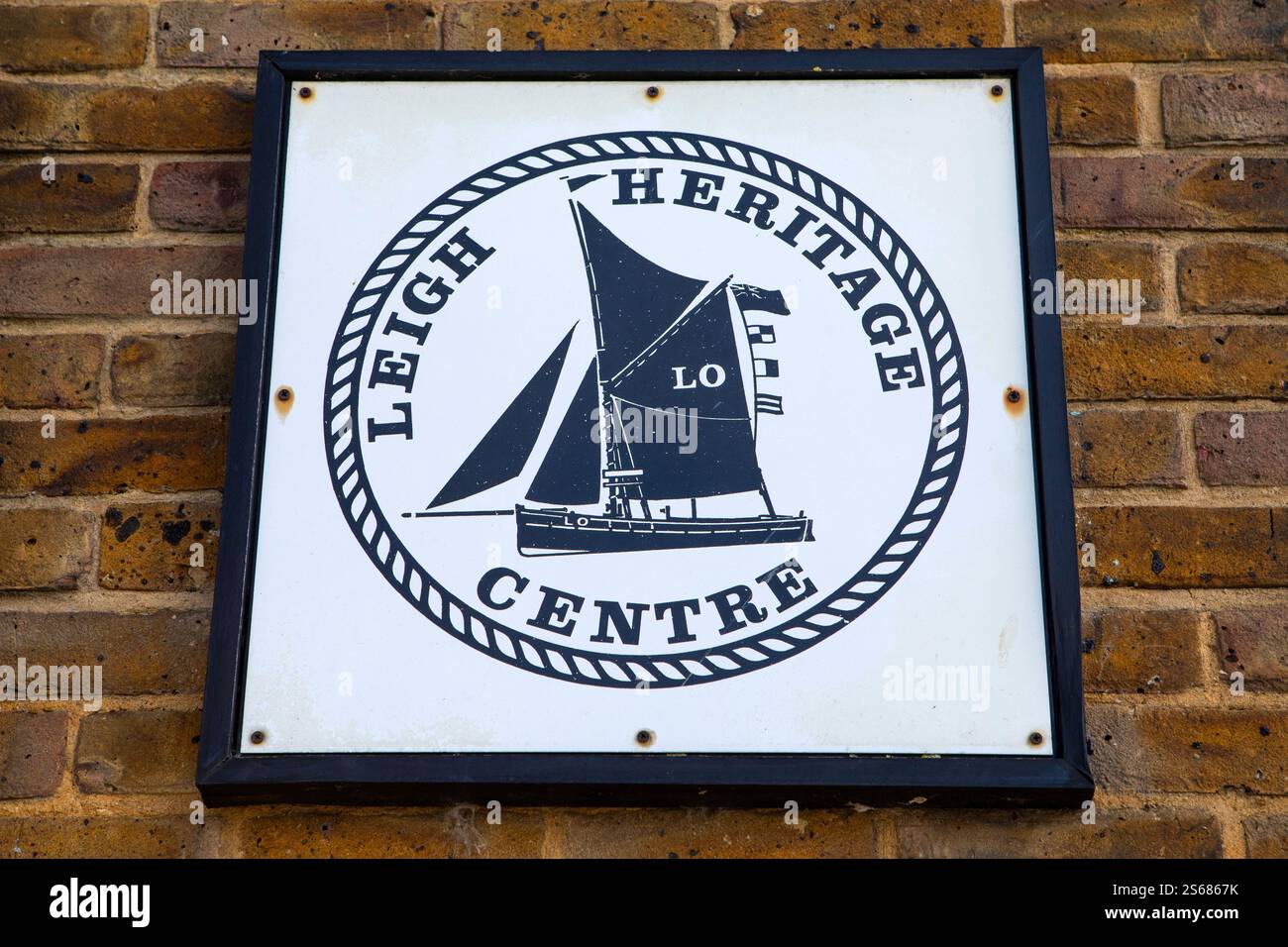 Essex, Regno Unito - 15 agosto 2024: Il cartello all'esterno del Leigh Heritage Centre nella zona vecchia di Leigh-on-Sea nell'Essex, Regno Unito. Foto Stock