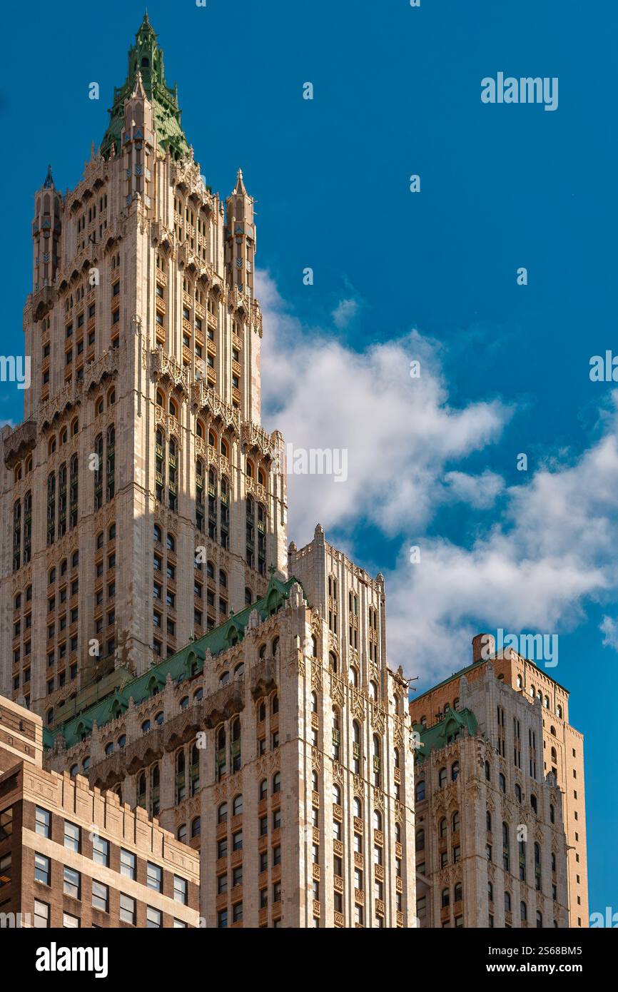 New York City, NY, Stati Uniti - il Woolworth Building si erge maestosamente contro un cielo azzurro limpido con soffici nuvole a Manhattan, Foto Stock