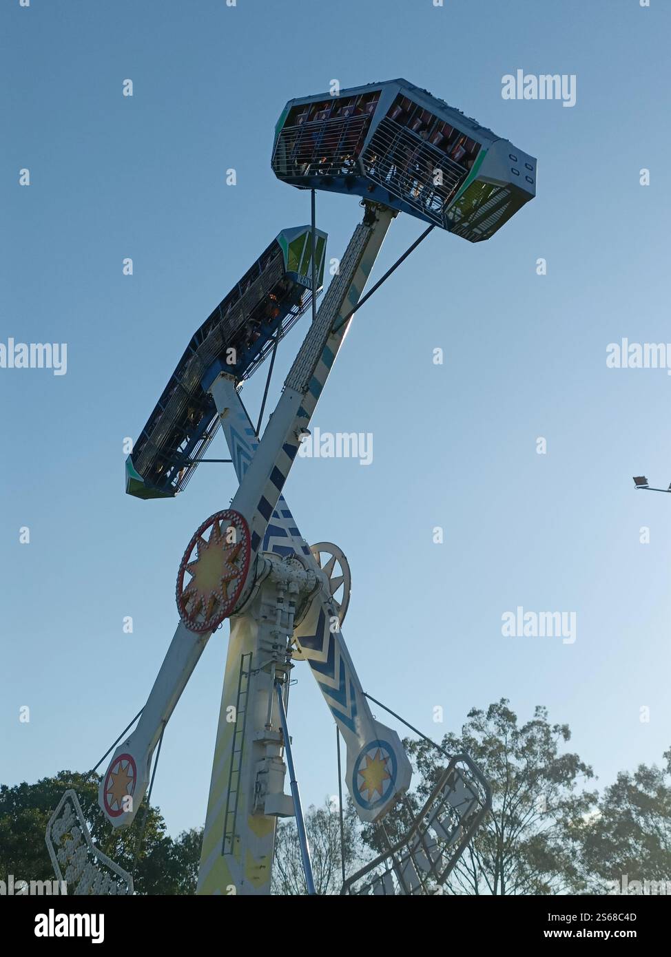 Vista a metà corsa alla fiera o alla festa scolastica. Atmosfera da carnevale vecchia scuola. Al contrario e divertimento estremo. Sfondo blu del cielo. Prenda i biglietti! Foto Stock