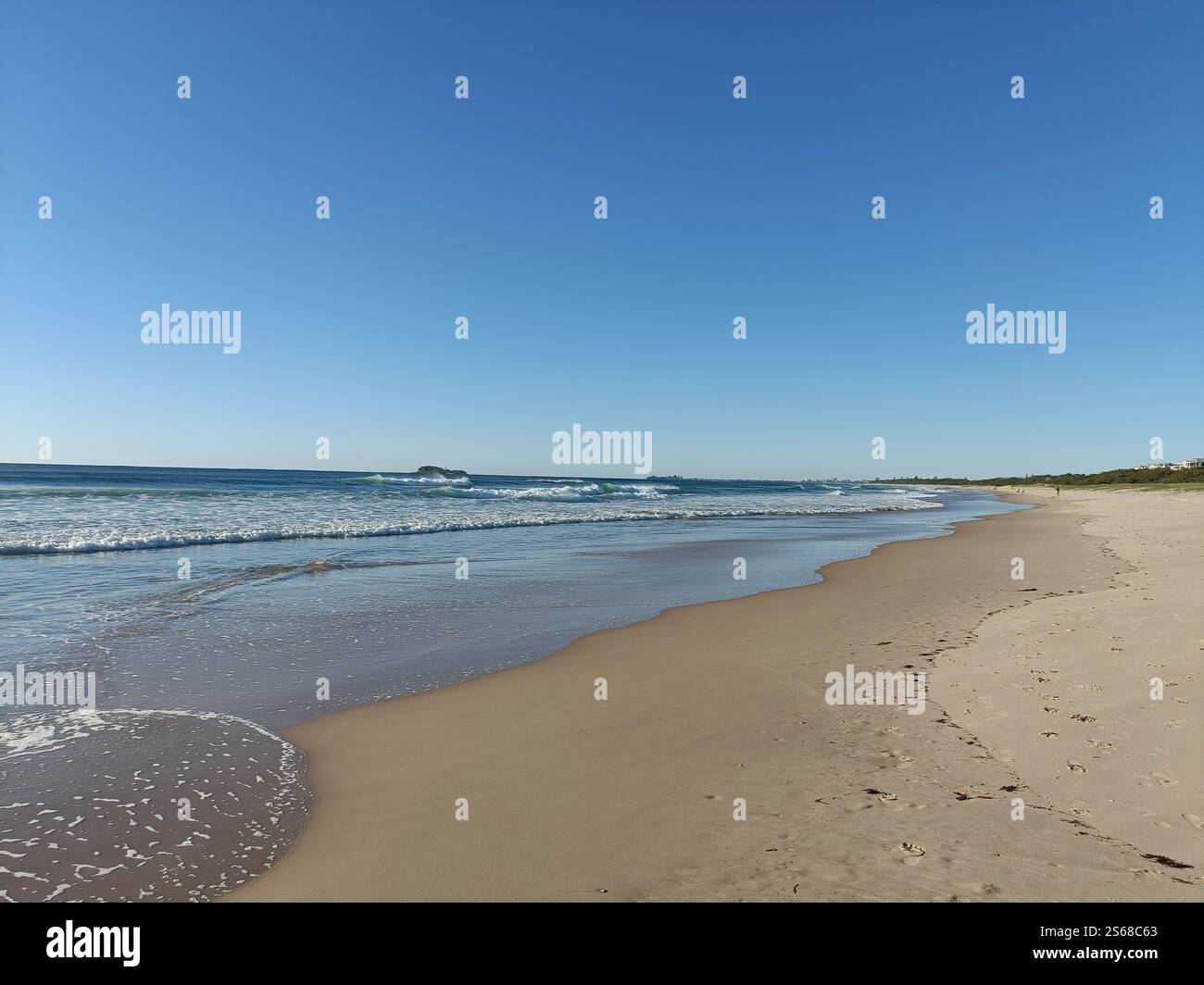 Splendida spiaggia con sabbia e isola di Mudjimba sullo sfondo. Conosciuta anche come Isola di Mudjimba. Cieli azzurri e lunghi scatti da spiaggia - Immagine stock catturata con smartphone