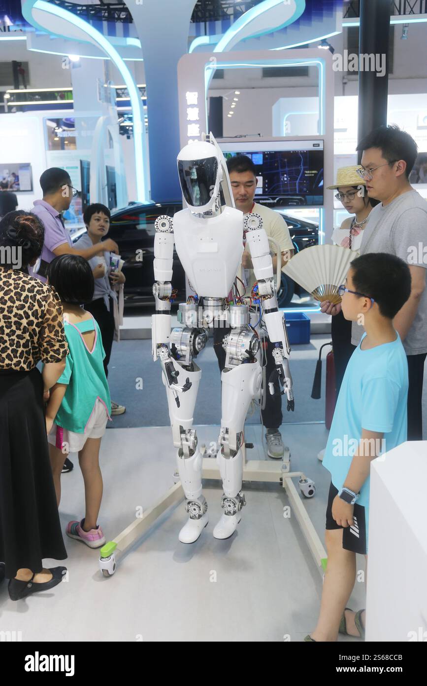 AI Humanoid Robots alla World Artificial Intelligence Conference di Shanghai, Cina, 5 luglio 2024. Foto Stock