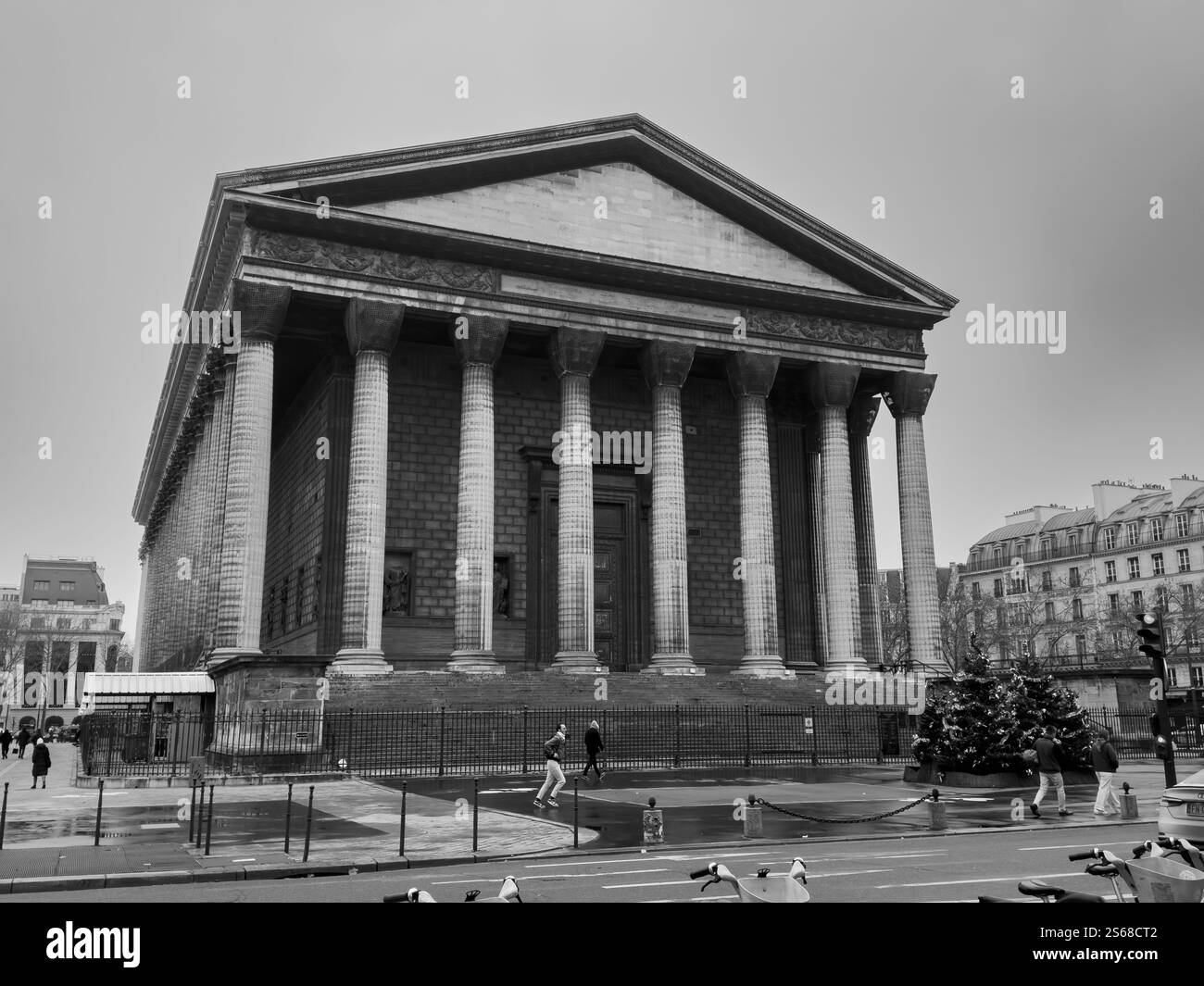 Edificio storico con grandi colonne a Parigi durante una giornata nuvolosa Foto Stock