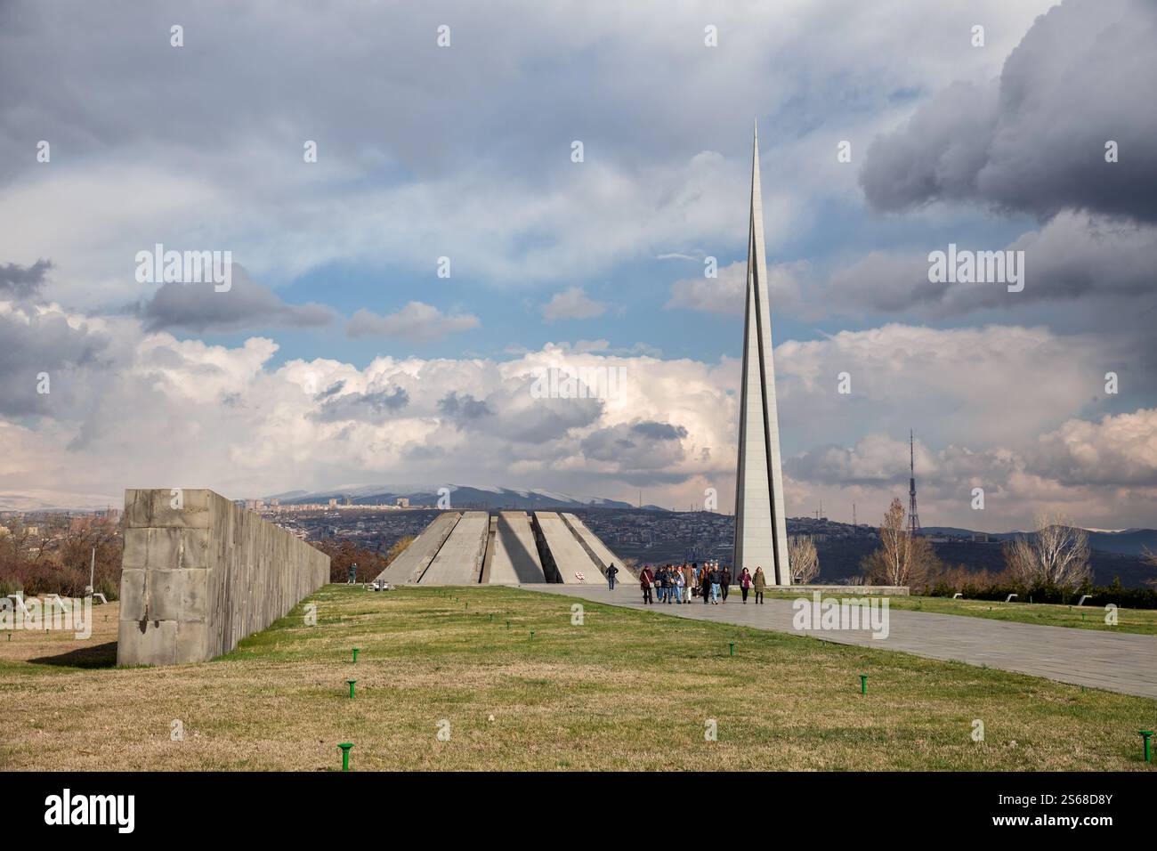 Erevan, Armenia - 25 marzo 2024: Complesso commemorativo di Tsitsernakaberd a Erevan dedicato alle vittime del genocidio armeno del 1915 Foto Stock