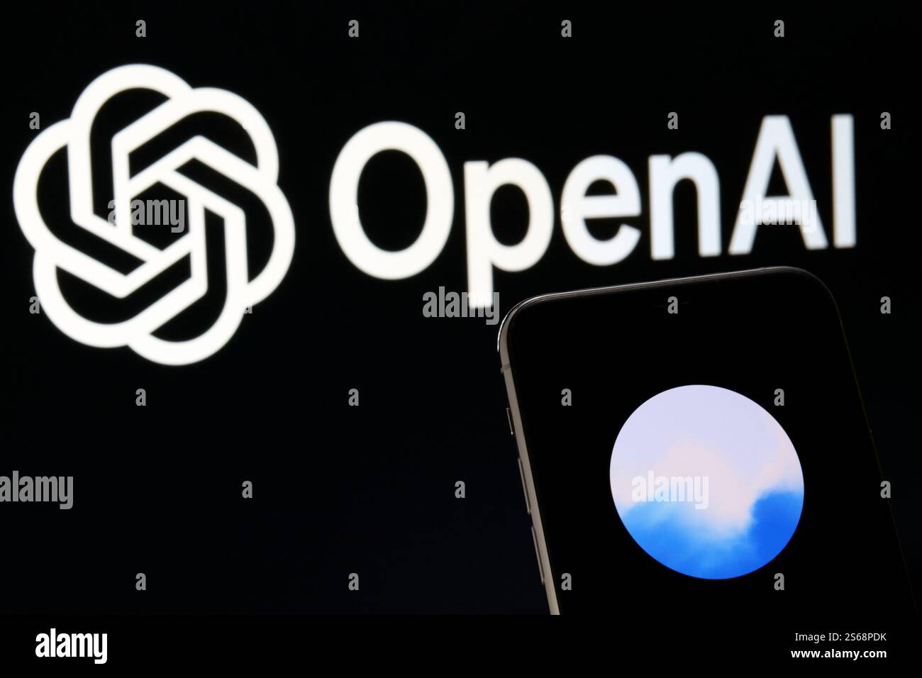 Funzione vocale avanzata ChatGPT su iPhone con logo OpenAI in background Foto Stock