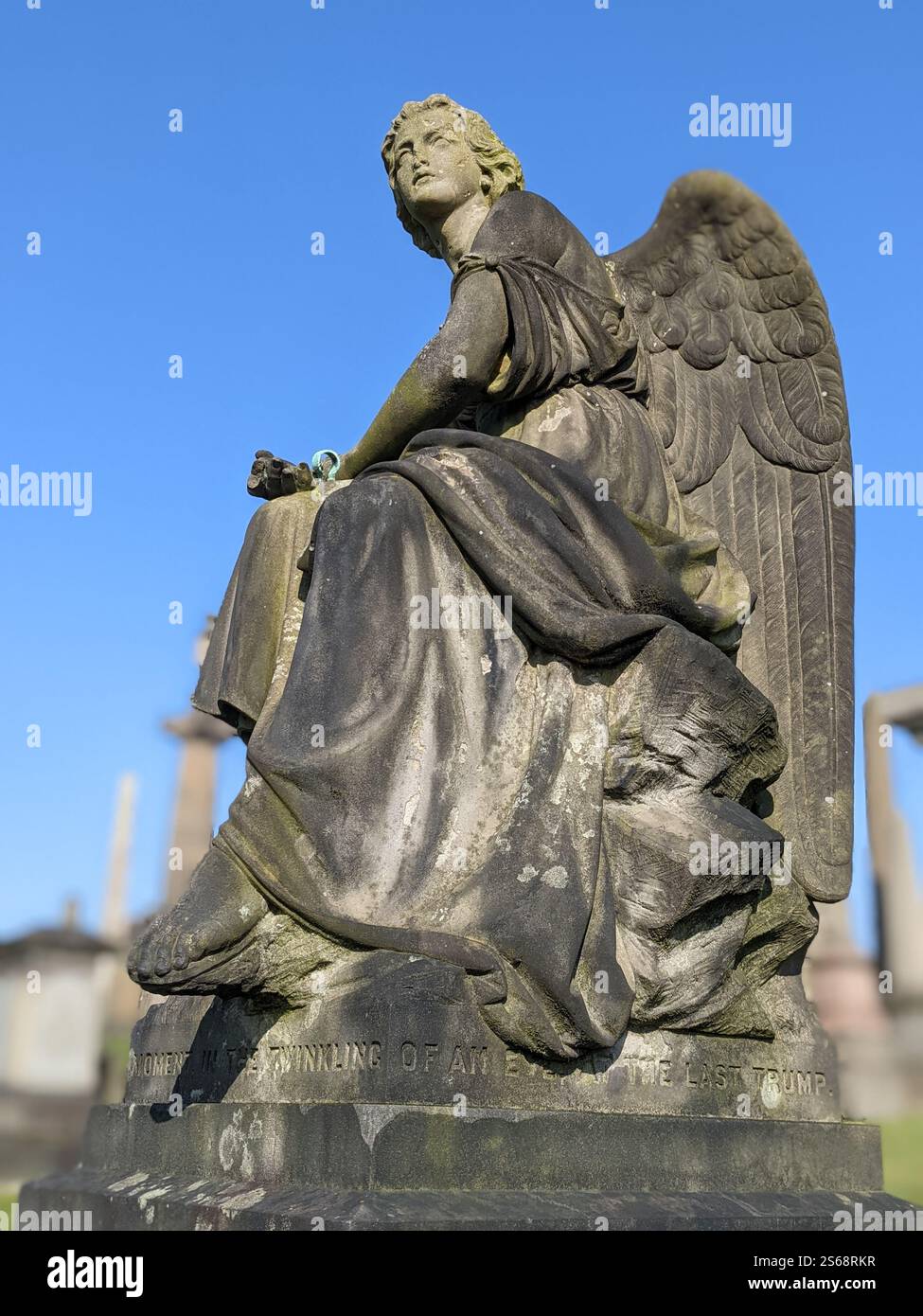 Guardiano Angel Stone grave Marker nel cimitero della Necropoli antica di Glasgow in Scozia - Immagine stock catturata con smartphone