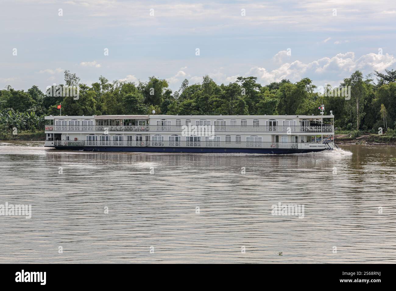 Tonle SAP, Cambogia. 16 gennaio 2025: La PRINCIPESSA MEKONG è una delle navi da crociera di lusso sul fiume Mekong. Dopo l'abolizione delle restrizioni sanitarie, il mercato asiatico delle crociere fluviali si sta trasformando drasticamente e le crociere sul famoso Mekong, da tempo celebrato per il suo esotismo nella letteratura e nel cinema, stanno vivendo una crescita reale in Laos, con barche più piccole, e tra Cambogia e Vietnam. Una trentina di navi turistiche salpano su e giù per il famoso corso d'acqua con itinerari adattati alla stagione e al livello dell'acqua. Le navi nuove entrano in servizio o sono in costruzione. Crediti: Kevin Izorce/Alamy Live News Foto Stock
