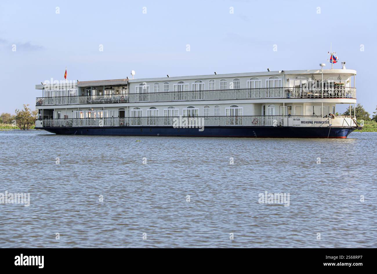 Tonle SAP, Cambogia. 16 gennaio 2025: La PRINCIPESSA MEKONG è una delle navi da crociera di lusso sul fiume Mekong. Dopo l'abolizione delle restrizioni sanitarie, il mercato asiatico delle crociere fluviali si sta trasformando drasticamente e le crociere sul famoso Mekong, da tempo celebrato per il suo esotismo nella letteratura e nel cinema, stanno vivendo una crescita reale in Laos, con barche più piccole, e tra Cambogia e Vietnam. Una trentina di navi turistiche salpano su e giù per il famoso corso d'acqua con itinerari adattati alla stagione e al livello dell'acqua. Le navi nuove entrano in servizio o sono in costruzione. Crediti: Kevin Izorce/Alamy Live News Foto Stock
