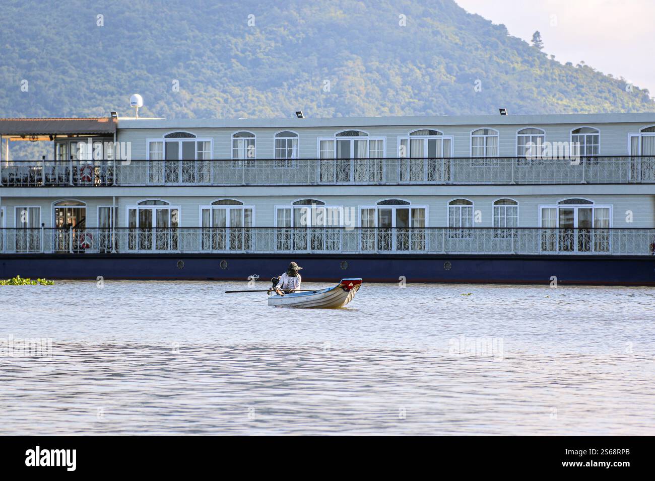 Tonle SAP, Cambogia. 16 gennaio 2025: La PRINCIPESSA MEKONG è una delle navi da crociera di lusso sul fiume Mekong. Dopo l'abolizione delle restrizioni sanitarie, il mercato asiatico delle crociere fluviali si sta trasformando drasticamente e le crociere sul famoso Mekong, da tempo celebrato per il suo esotismo nella letteratura e nel cinema, stanno vivendo una crescita reale in Laos, con barche più piccole, e tra Cambogia e Vietnam. Una trentina di navi turistiche salpano su e giù per il famoso corso d'acqua con itinerari adattati alla stagione e al livello dell'acqua. Le navi nuove entrano in servizio o sono in costruzione. Crediti: Kevin Izorce/Alamy Live News Foto Stock