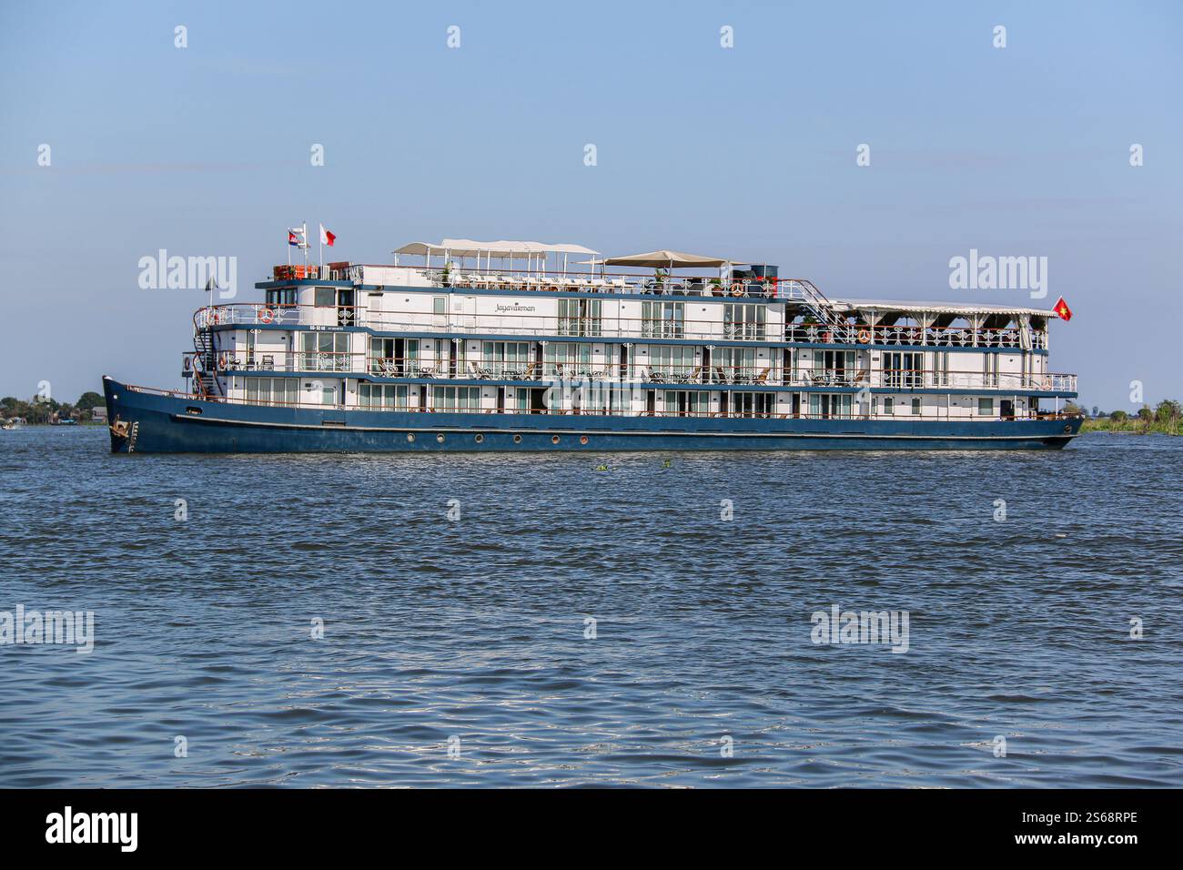 Tonle SAP, Cambogia. 16 gennaio 2025: Il JAYAVARMAN è una delle lussuose navi da crociera fluviali che navigano sul Mekong. Dopo l'abolizione delle restrizioni sanitarie, il mercato asiatico delle crociere fluviali si sta trasformando drasticamente e le crociere sul famoso Mekong, da tempo celebrato per il suo esotismo nella letteratura e nel cinema, stanno vivendo una vera e propria crescita in Laos, con barche più piccole, e tra Cambogia/Vietnam. Una trentina di navi turistiche salpano su e giù per il famoso corso d'acqua con itinerari adattati alla stagione e al livello dell'acqua. Le navi nuove entrano in servizio o sono in costruzione. Crediti: Kevin Izorce/Alamy Live News Foto Stock