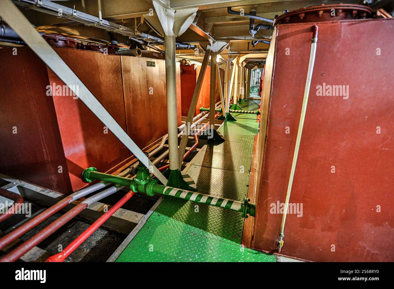 Fiume Mekong, Cambogia. 16 gennaio 2025: Serbatoi d'acqua sul ponte tecnico, accessibili solo dall'equipaggio del dipartimento di ingegneria ambientale e dell'impianto principale, a bordo di una nave da crociera sul fiume Mekong. Il mercato asiatico delle crociere fluviali sta vivendo una crescita reale. Nel sud-est asiatico, questo sviluppo genera ordini per cantieri navali e società di riparazione navale vietnamite, un'attività industriale sviluppata principalmente nella regione del delta del Mekong in Vietnam. 30 navi turistiche salpano su/giù per il canale. Le navi nuove entrano in servizio o sono in costruzione per essere consegnate nel 2025/2026. Crediti: Kevin Izorce/Alamy Live News Foto Stock