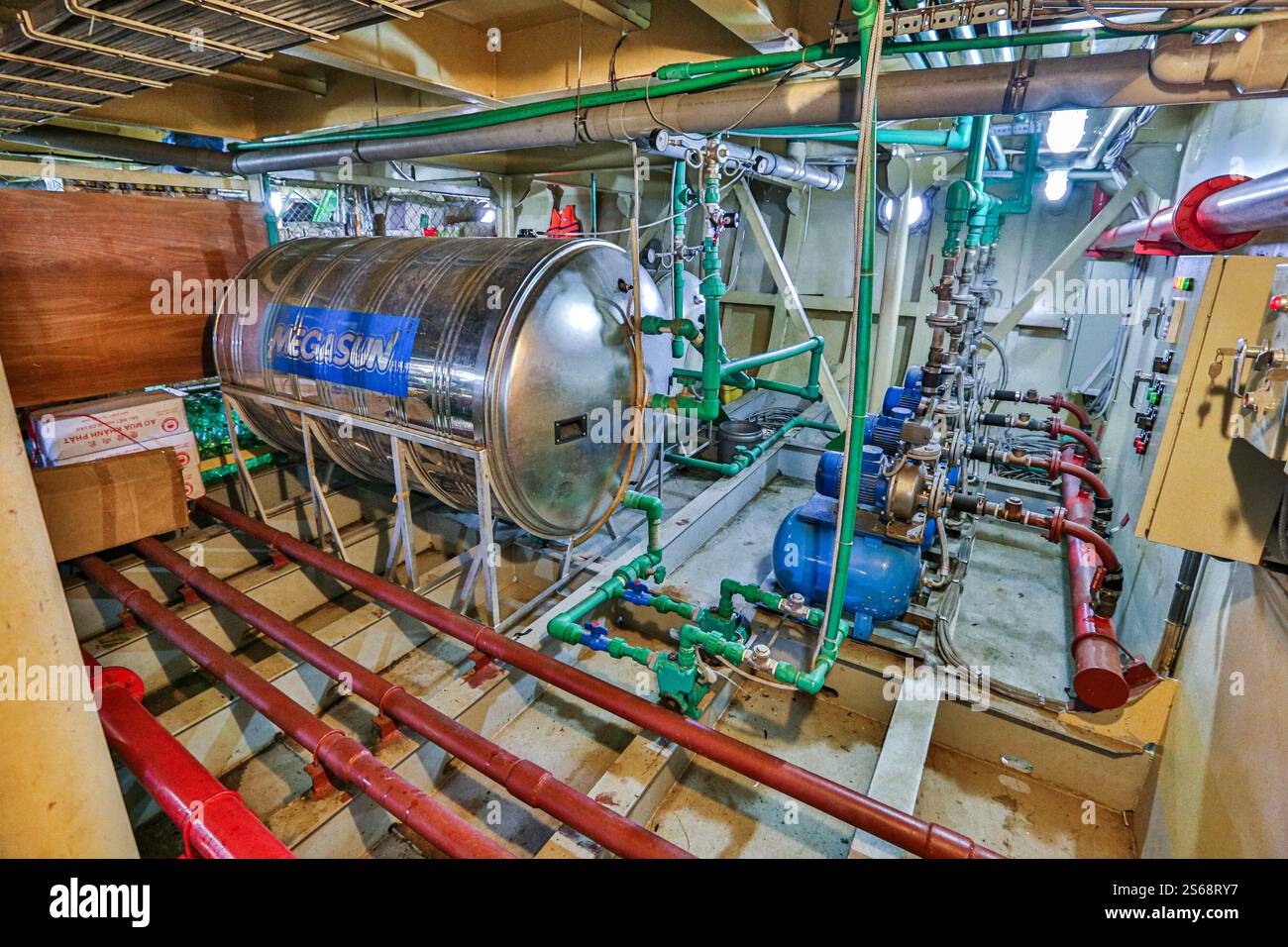 Fiume Mekong, Cambogia. 16 gennaio 2025: Scaldacqua, pompe e sistemi di filtrazione sul ponte tecnico, accessibili solo dall'equipaggio del dipartimento di ingegneria ambientale e dell'impianto principale, a bordo di una nave da crociera sul fiume Mekong. Il mercato asiatico delle crociere fluviali sta vivendo una crescita reale. Nel sud-est asiatico, questo sviluppo genera ordini per cantieri navali e società di riparazione navale vietnamite, un'attività industriale sviluppata principalmente nella regione del delta del Mekong in Vietnam. 30 navi turistiche salpano su/giù. Nuove navi stanno entrando in servizio/sono in costruzione per la consegna nel 2025/2026.credito: Kevin Izorce/Alamy Live News Foto Stock