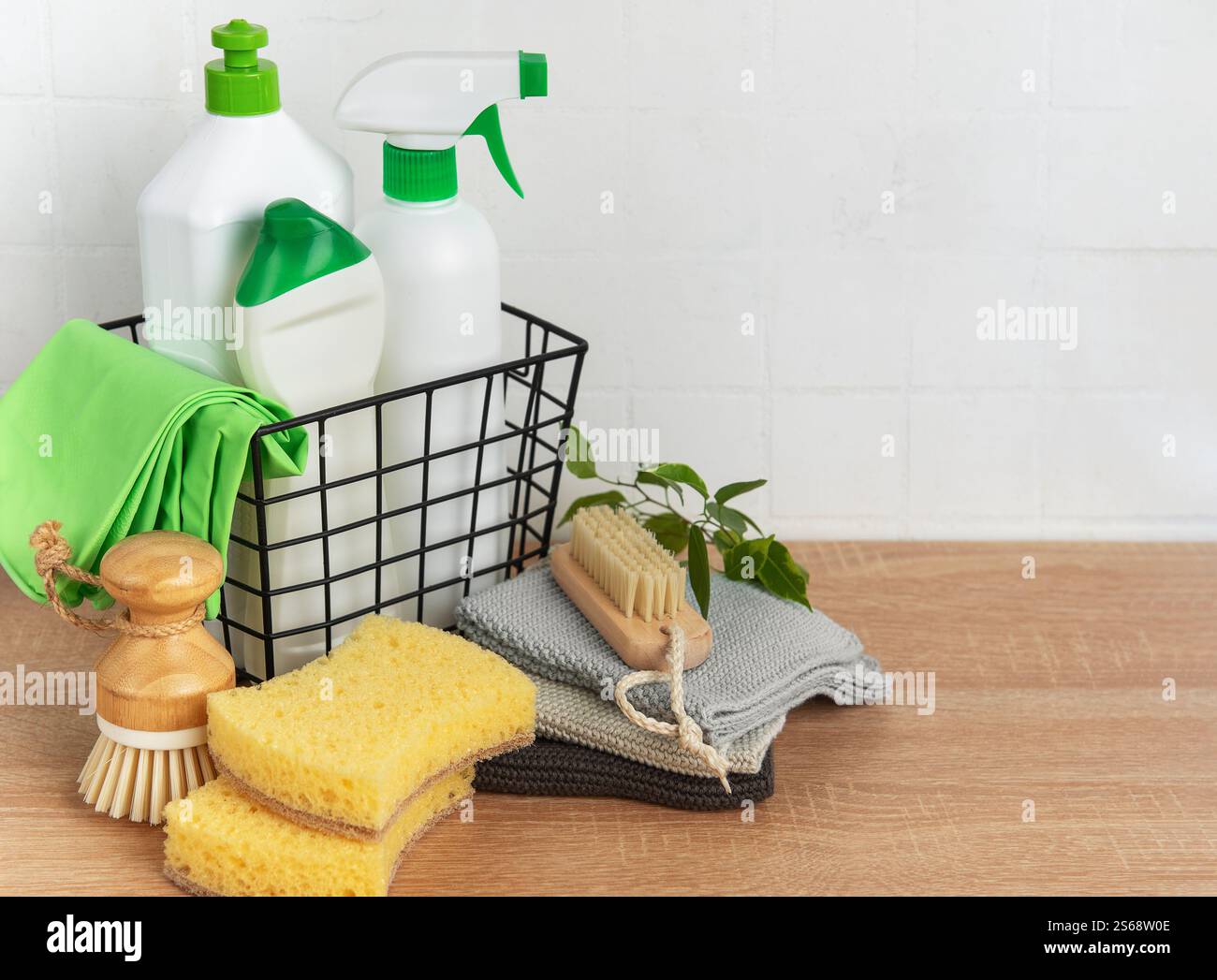 Cestello con prodotti e strumenti ecologici per la pulizia che favoriscono uno stile di vita sostenibile e senza sprechi Foto Stock