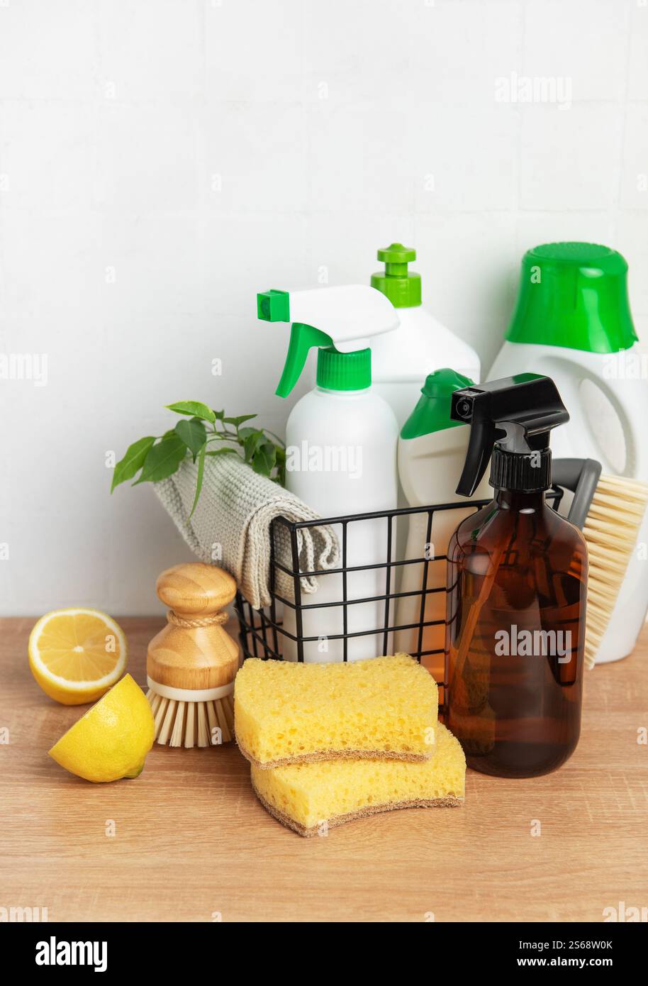 Prodotti per la pulizia eco-compatibili disposti su una superficie in legno, che enfatizzano la sostenibilità della pulizia Foto Stock