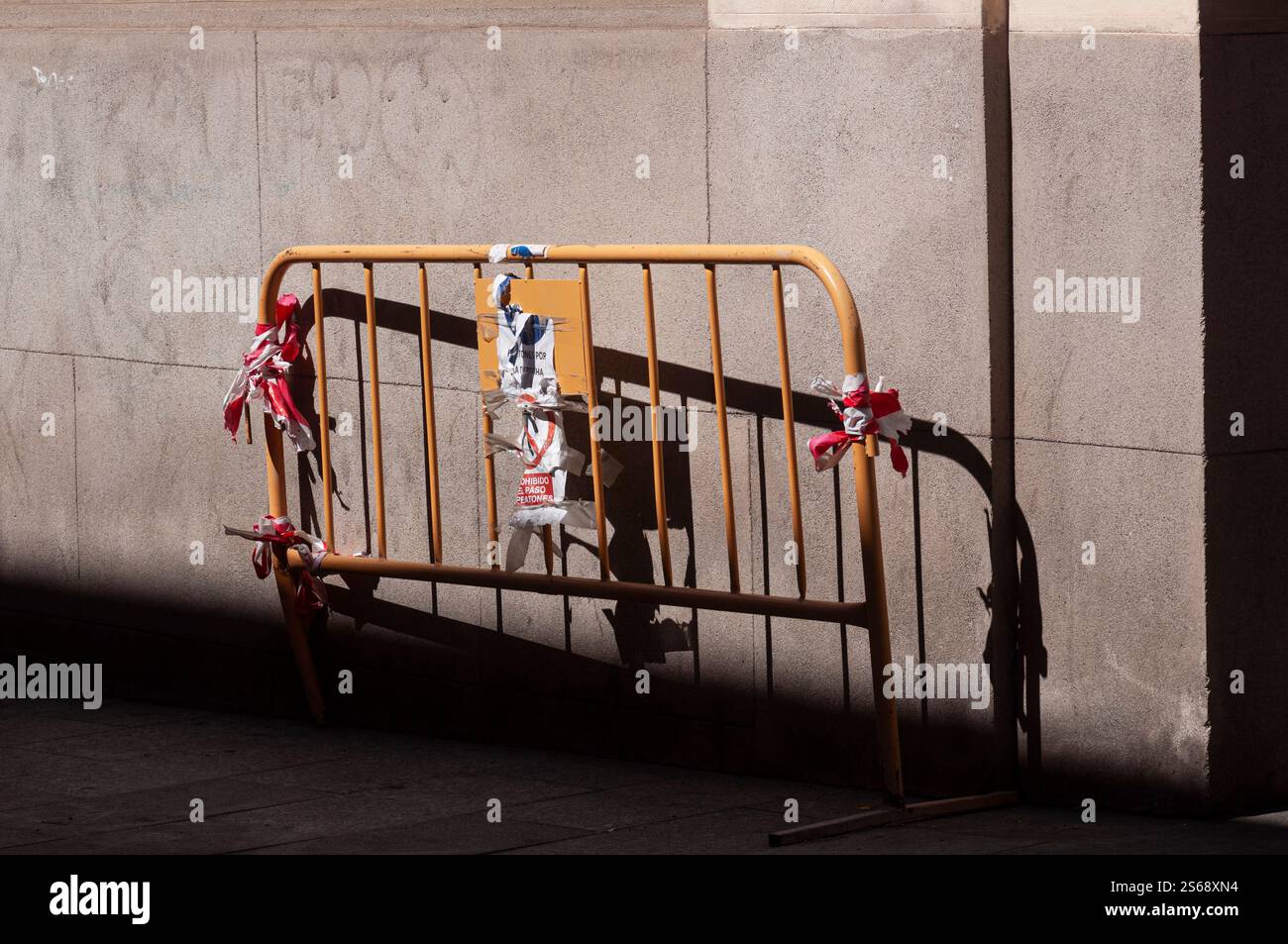 Recinzione pedonale in metallo giallo contro il muro a Madrid, Comunità di Madrid, Spagna Foto Stock