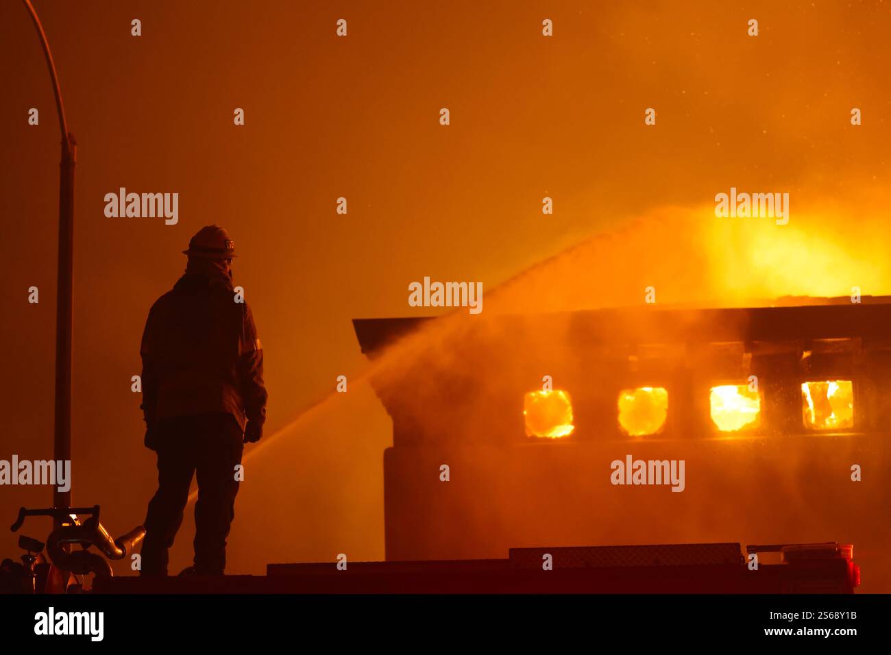 PACIFIC PALISADES, LOS ANGELES, CALIFORNIA, Stati Uniti - 8 gennaio 2025 - Un pompiere nella zona di Pacific Palisades in California come Un feroce selvaggio Foto Stock