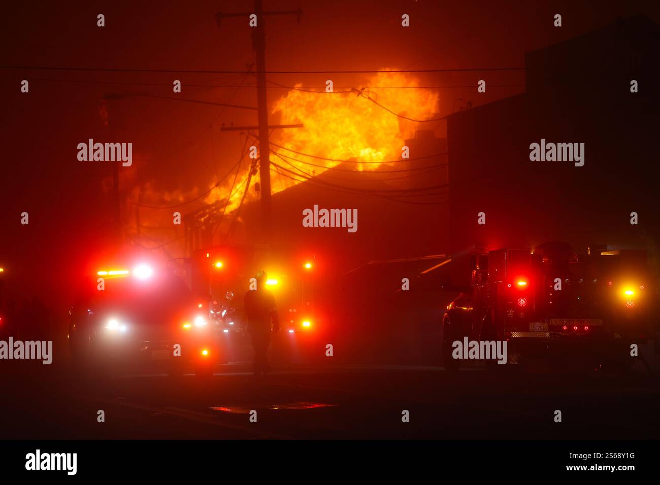 PACIFIC PALISADES, LOS ANGELES, CALIFORNIA, USA - 8 gennaio 2025 - i vigili del fuoco affrontano un edificio in fiamme nella zona di Pacific Palisades in California Foto Stock
