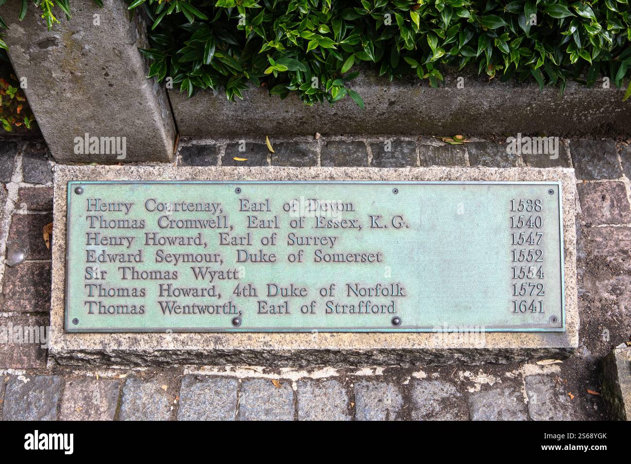 Londra, Regno Unito - 22 luglio 2024: Una delle targhe dove un tempo sorgeva l'antica impalcatura nei Trinity Square Gardens a Tower Hill, Londra, Regno Unito, dove si trova il pub Foto Stock