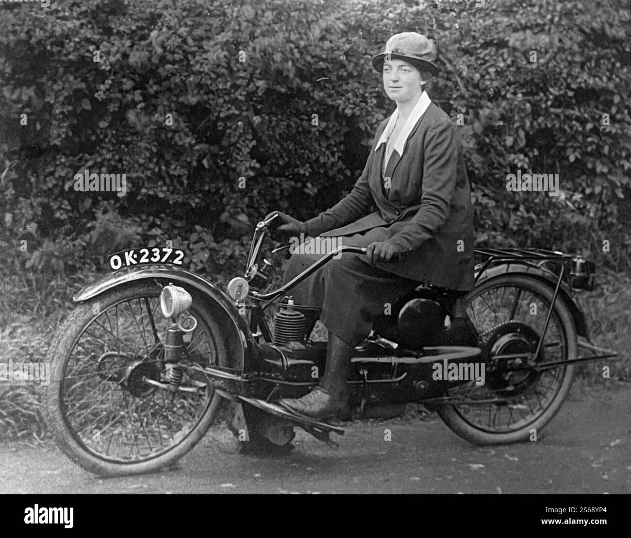 1921 Ner a Car. Rider è Clarice Freda Beer, fotografata a Birmingham all'età di circa 20 anni. Foto Stock 1921 Ner a Car. Rider è Clarice Freda Beer, fotografata a Birmingham all'età di circa 20 anni. Foto Stock