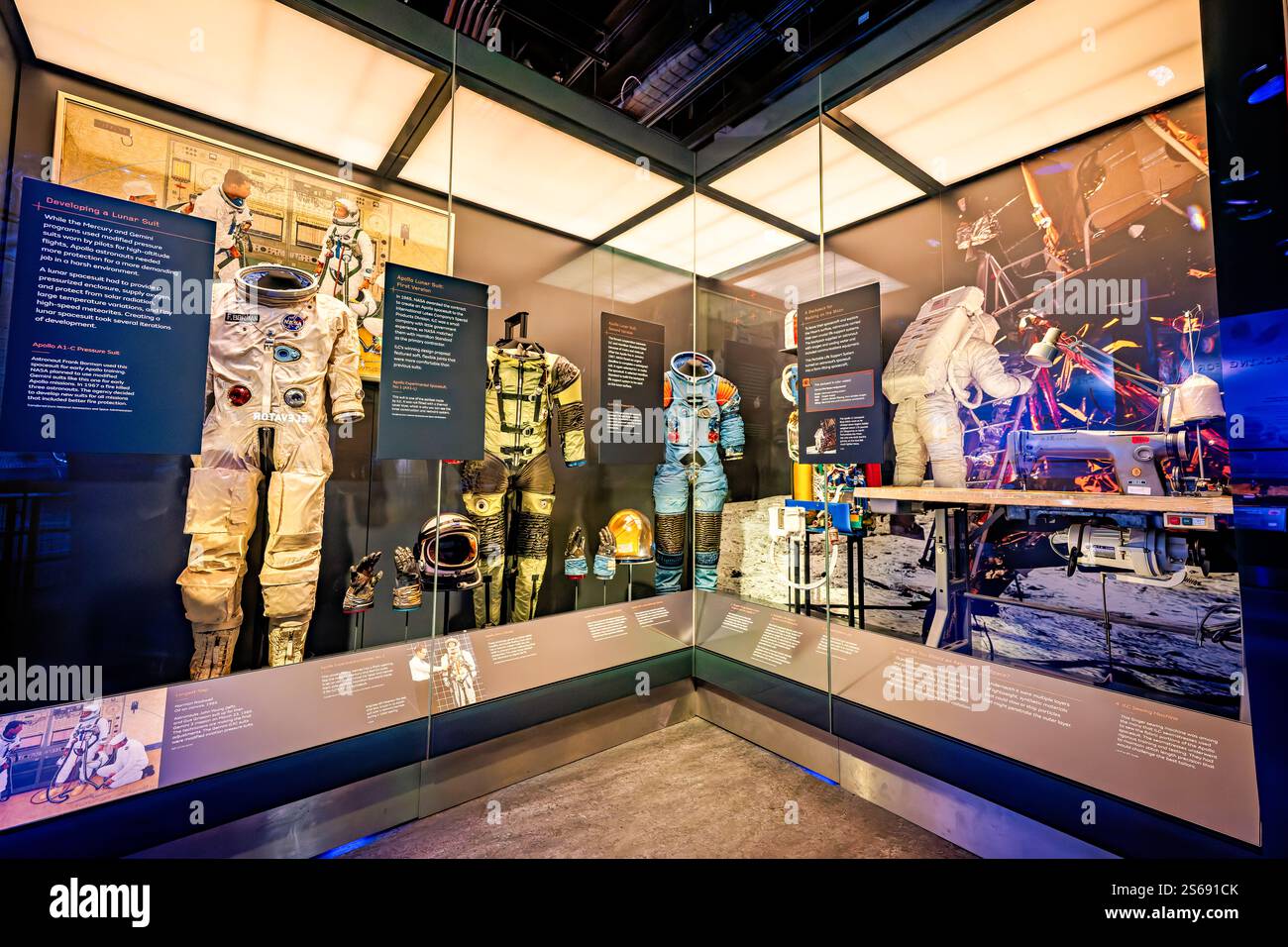 WASHINGTON DC - una tuta a pressione Apollo A1-C, utilizzata dall'astronauta Frank Borman per i primi addestramenti Apollo, è esposta alla mostra Destination Moon del Museo Nazionale dell'aria e dello spazio dello Smithsonian. Questa tuta in stile Gemini modificata rappresenta una fase iniziale dello sviluppo delle tute spaziali lunari prima che la NASA implementasse misure di protezione antincendio migliorate in seguito alla tragedia dell'Apollo 1. Foto Stock