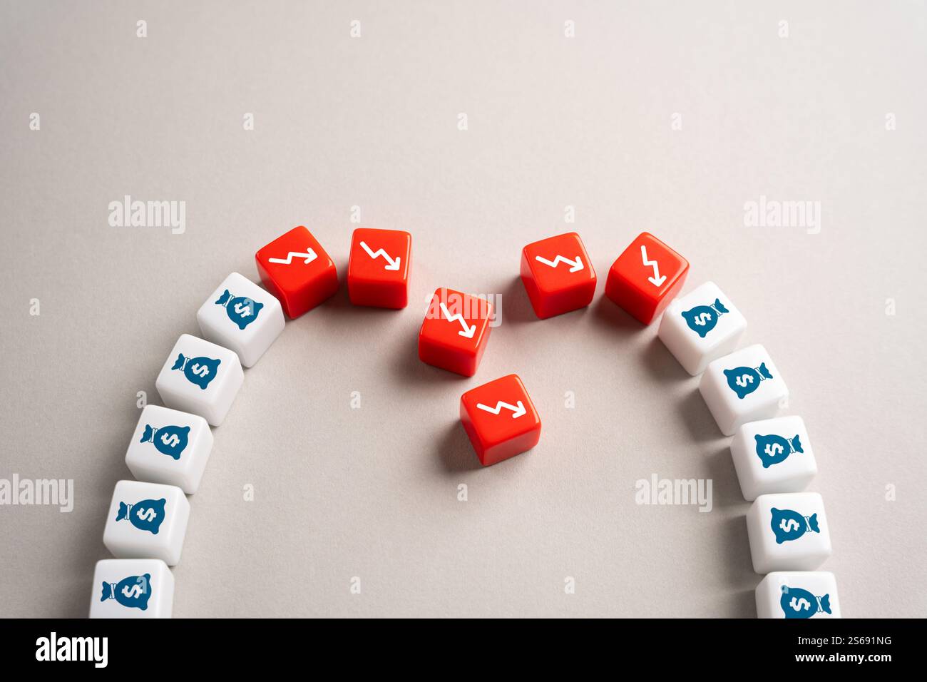 Crisi e calo dei redditi. Minaccia di inflazione, perdita di beni e denaro, svalutazione valutaria. Problemi finanziari. Minaccia di fallimento e inadempienza. Foto Stock