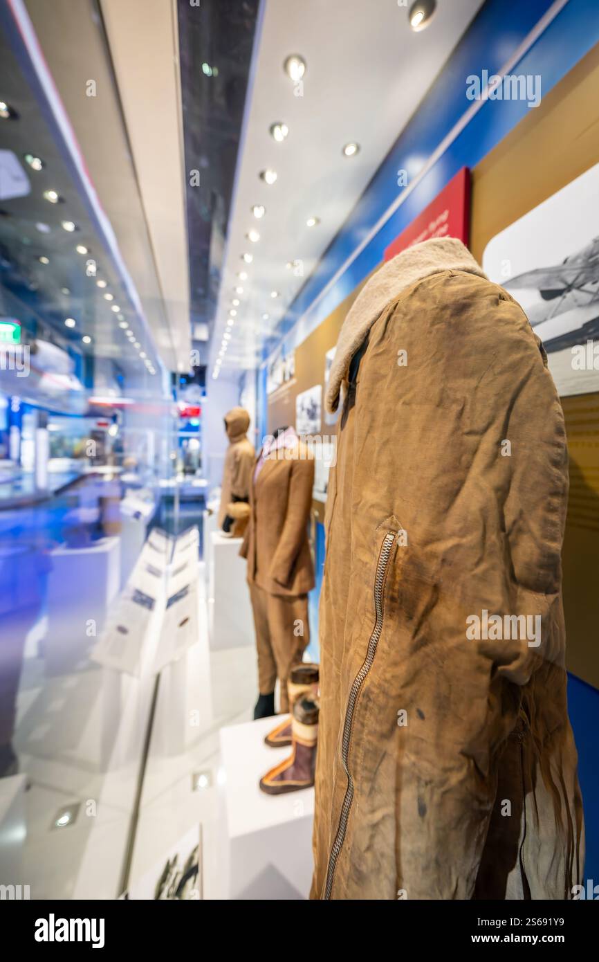 WASHINGTON DC - la mostra Thomas W. Haas We All Fly allo Smithsonian National Air and Space Museum presenta la tuta da volo di Charles Lindbergh, l'abbigliamento da volo di Anne Morrow Lindbergh e Inuit Kamiks (stivali). L'esposizione fa parte di una galleria più grande che celebra l'impatto dell'aviazione generale sulla società. Foto Stock
