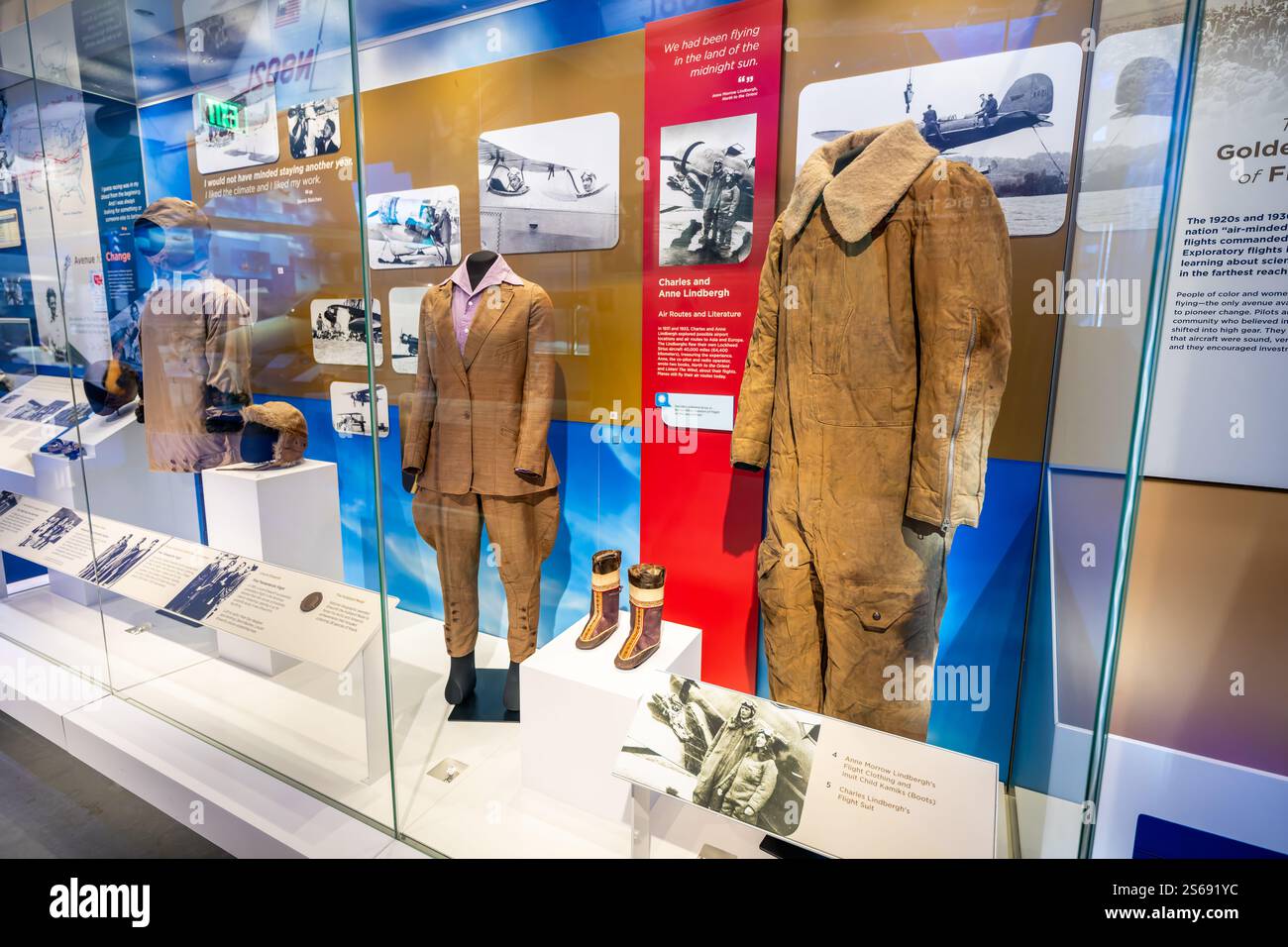 WASHINGTON DC - la mostra Thomas W. Haas We All Fly allo Smithsonian National Air and Space Museum espone abiti storici dell'aviazione, tra cui la tuta da volo di Charles Lindbergh sulla destra e l'abbigliamento da volo di Anne Morrow Lindbergh con gli Inuit Kamiks (stivali) sulla sinistra. Questi manufatti illustrano la storia variegata dell'abbigliamento e delle attrezzature dell'aviazione. Foto Stock