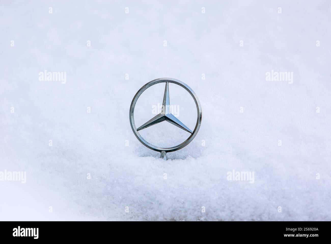 Un simbolo a stella del cofano / stella del cofano a tre punte Mercedes Benz è raffigurato sul cofano / cofano innevato di un'auto / automobile Mercedes Benz Foto Stock