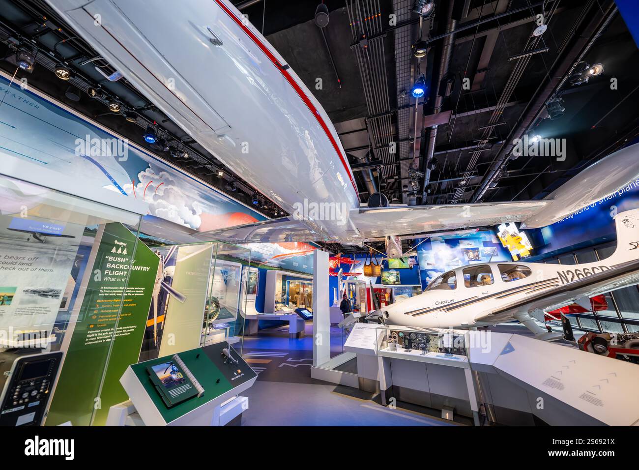 WASHINGTON DC - la galleria Thomas W. Haas We All Fly presso il National Air and Space Museum ospita aerei significativi della storia dell'aviazione generale. La mostra include il secondo prototipo di Lear Jet 23 (N802L) che volò per 1.127 ore come aereo di prova. Un Cirrus SR22 del 2003 (N266CD) rappresenta una pietra miliare in quanto primo velivolo monocilindrico certificato con un sistema avionico con "pannello di vetro" completamente integrato. Foto Stock