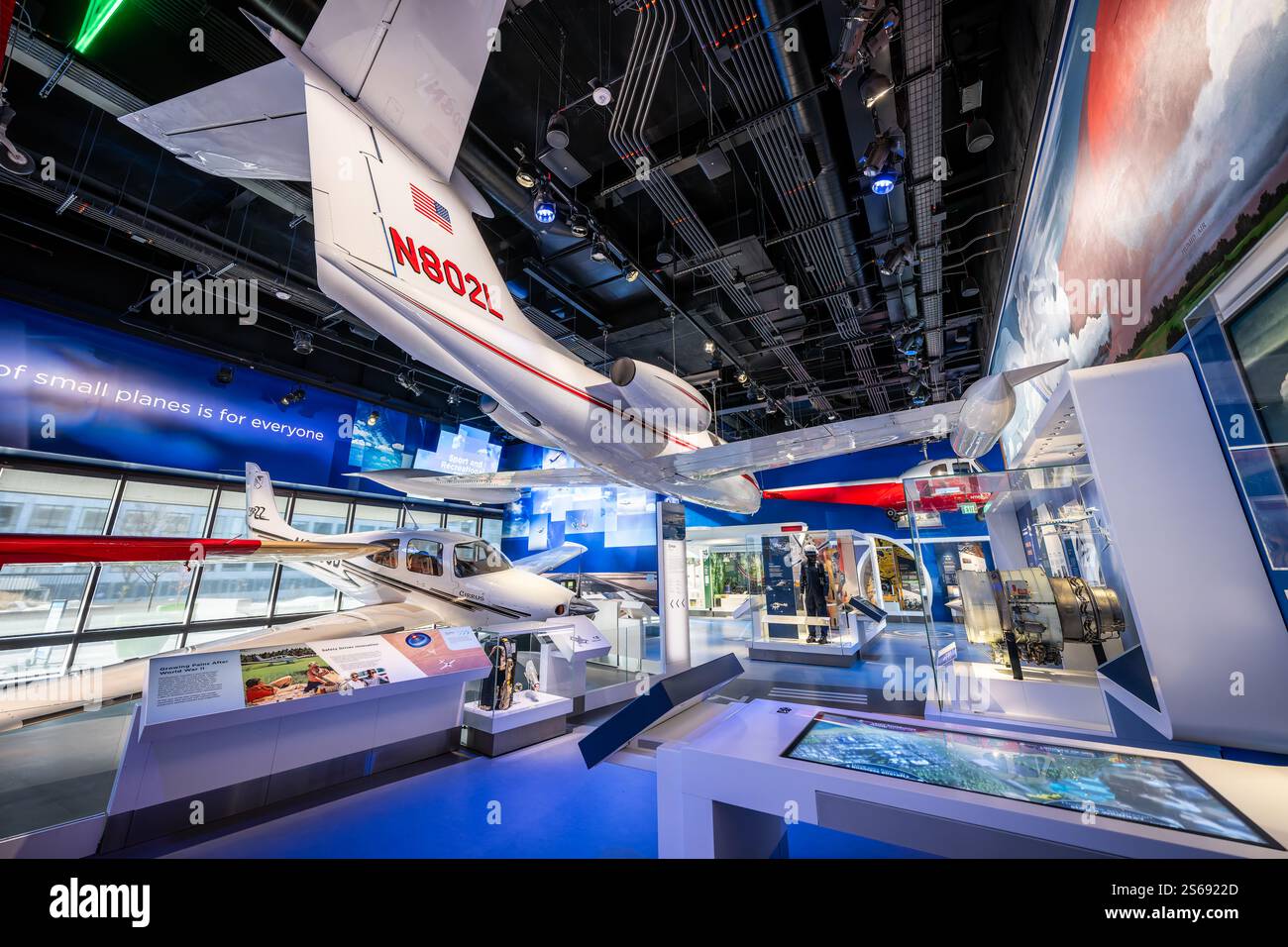 WASHINGTON DC - il secondo prototipo di Lear Jet 23 (N802L) è esposto presso la galleria Thomas W. Haas We All Fly del National Air and Space Museum. Questo 1964 velivoli ha registrato 1.127 ore e 864 voli come velivolo di prova per il programma Lear Jet. L'aereo rappresenta l'inizio della linea Learjet, che operò dal 1963 fino alla fine della produzione della Bombardier Inc. Nel 2021. Foto Stock