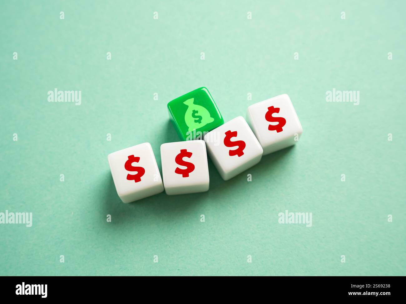 Pagamento di tutte le spese e debiti. Il concetto di compensazione delle perdite. Coprire le esigenze finanziarie. Pagate le bollette. Foto Stock