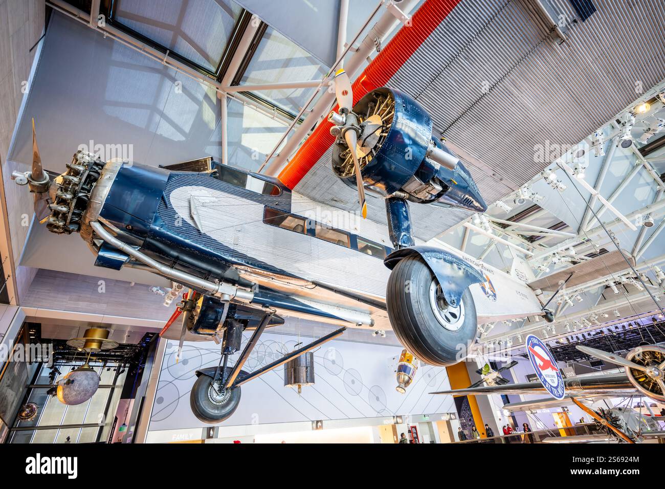 WASHINGTON DC, Stati Uniti - la Ford 5-AT Tri-Motor, introdotta nel 1928, è esposta alla mostra America by Air del National Air and Space Museum. Questo modello rappresenta un progresso significativo nell'aviazione commerciale, essendo uno dei primi aerei di linea americani interamente in metallo progettati per il servizio passeggeri. Foto Stock