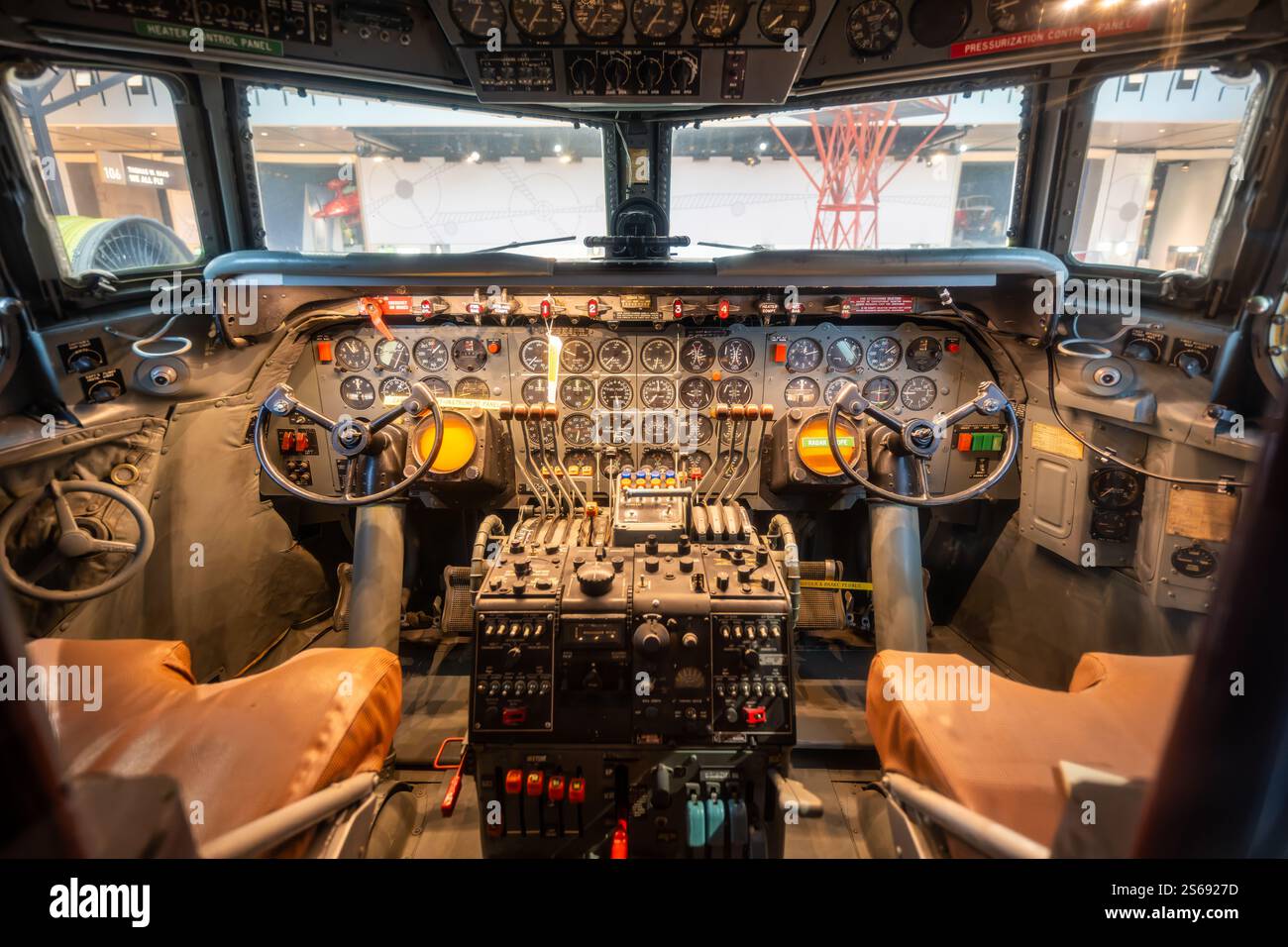 WASHINGTON DC - Un abitacolo Douglas DC-7 conservato dell'American Airlines è esposto alla mostra America by Air del National Air and Space Museum. L'installazione della cabina di pilotaggio dimostra la disposizione e la strumentazione delle operazioni di aviazione commerciale dell'era dei servizi del DC-7. Foto Stock