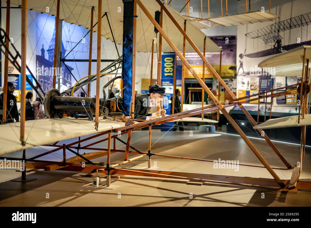 WASHINGTON DC — l'originale Wright Flyer del 1903, esposto al National Air and Space Museum, realizzò il primo volo potenziato, controllato e sostenuto con un pilota a bordo il 17 dicembre 1903, a Kitty Hawk, Carolina del Nord. Questo velivolo storico, dotato della tenuta di Orville Wright, fece quattro voli quel giorno, il più lungo copre 852 piedi in 59 secondi. Foto Stock