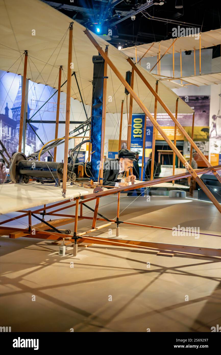 WASHINGTON DC — l'originale Wright Flyer del 1903, esposto al National Air and Space Museum, realizzò il primo volo potenziato, controllato e sostenuto con un pilota a bordo il 17 dicembre 1903, a Kitty Hawk, Carolina del Nord. Questo velivolo storico, dotato della tenuta di Orville Wright, fece quattro voli quel giorno, il più lungo copre 852 piedi in 59 secondi. Foto Stock