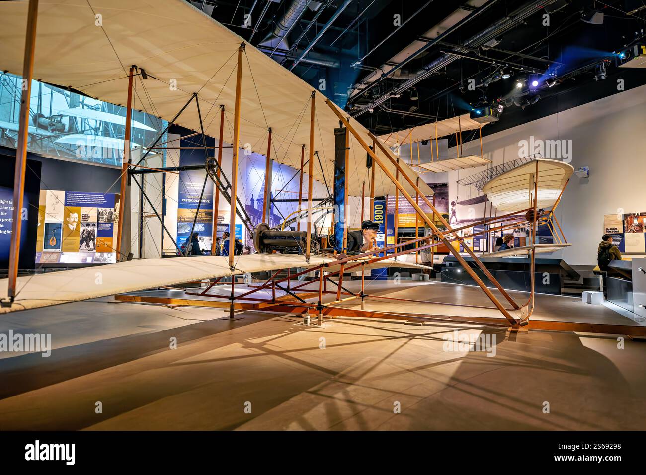 WASHINGTON DC — l'originale Wright Flyer del 1903, esposto al National Air and Space Museum, realizzò il primo volo potenziato, controllato e sostenuto con un pilota a bordo il 17 dicembre 1903, a Kitty Hawk, Carolina del Nord. Questo velivolo storico, dotato della tenuta di Orville Wright, fece quattro voli quel giorno, il più lungo copre 852 piedi in 59 secondi. Foto Stock