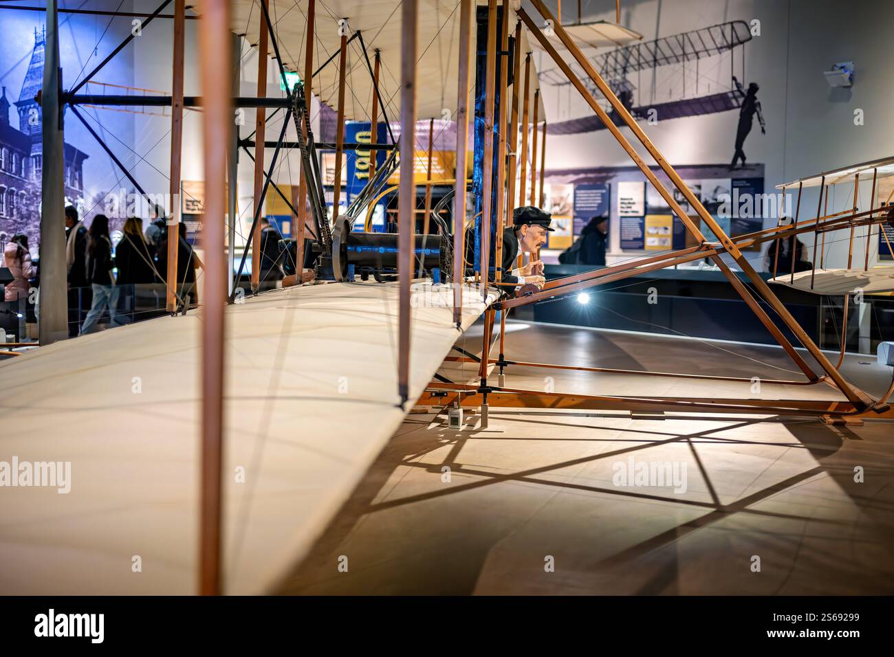 WASHINGTON DC — l'originale Wright Flyer del 1903, esposto al National Air and Space Museum, realizzò il primo volo potenziato, controllato e sostenuto con un pilota a bordo il 17 dicembre 1903, a Kitty Hawk, Carolina del Nord. Questo velivolo storico, dotato della tenuta di Orville Wright, fece quattro voli quel giorno, il più lungo copre 852 piedi in 59 secondi. Foto Stock