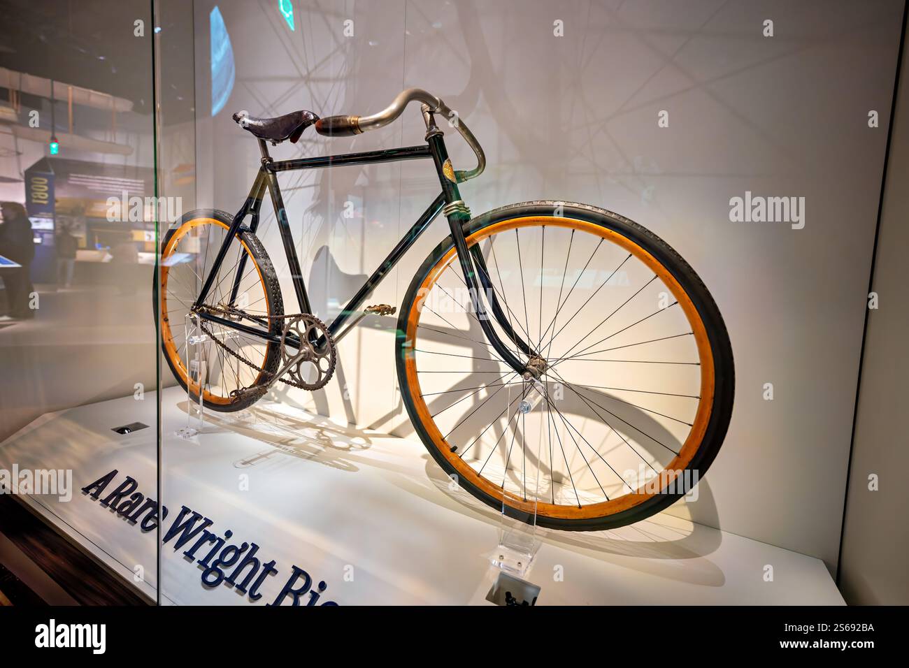WASHINGTON DC - Una rara bicicletta St. Clair del 1898, una delle sole cinque biciclette sopravvissute prodotte dai fratelli Wright, è esposta al National Air and Space Museum. La bicicletta, originariamente venduta per $ 42,50, rappresenta la prima esperienza meccanica e produttiva dei fratelli Wright prima dei loro successi nel settore dell'aviazione. Foto Stock